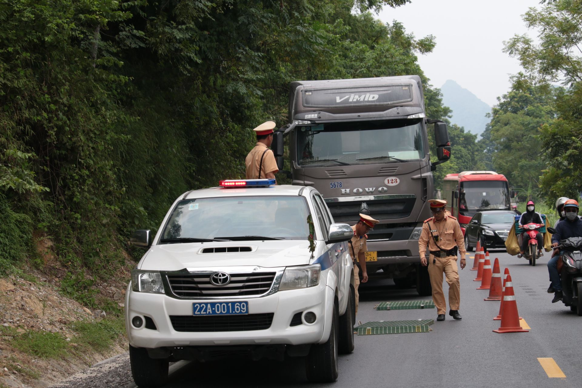 CSGT lập biên bản phạt gần 800 nghìn vi phạm sau 3 tháng cao điểm - Ảnh 2.