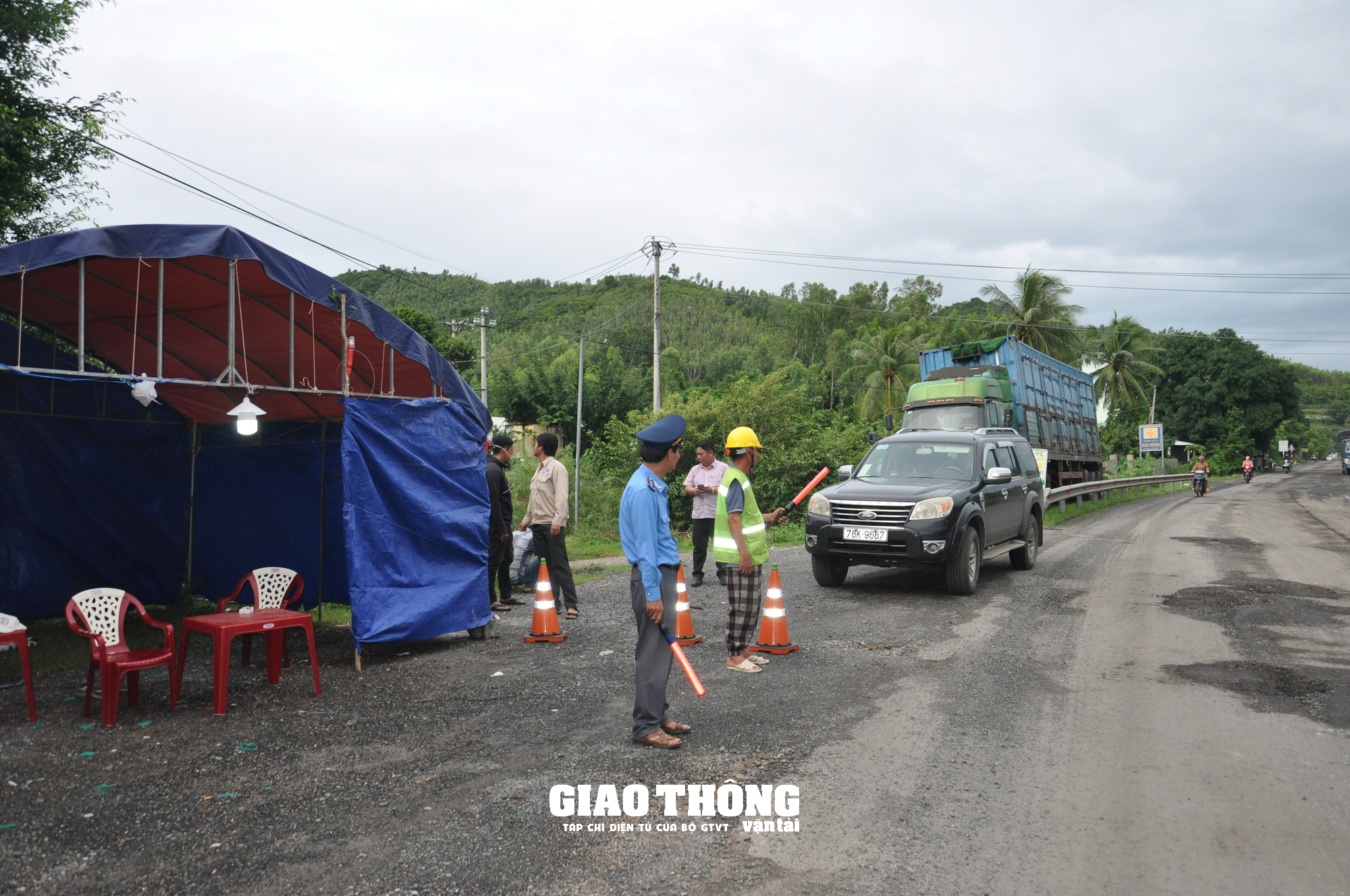 Vá sửa mặt đường QL1 - Ảnh 9.