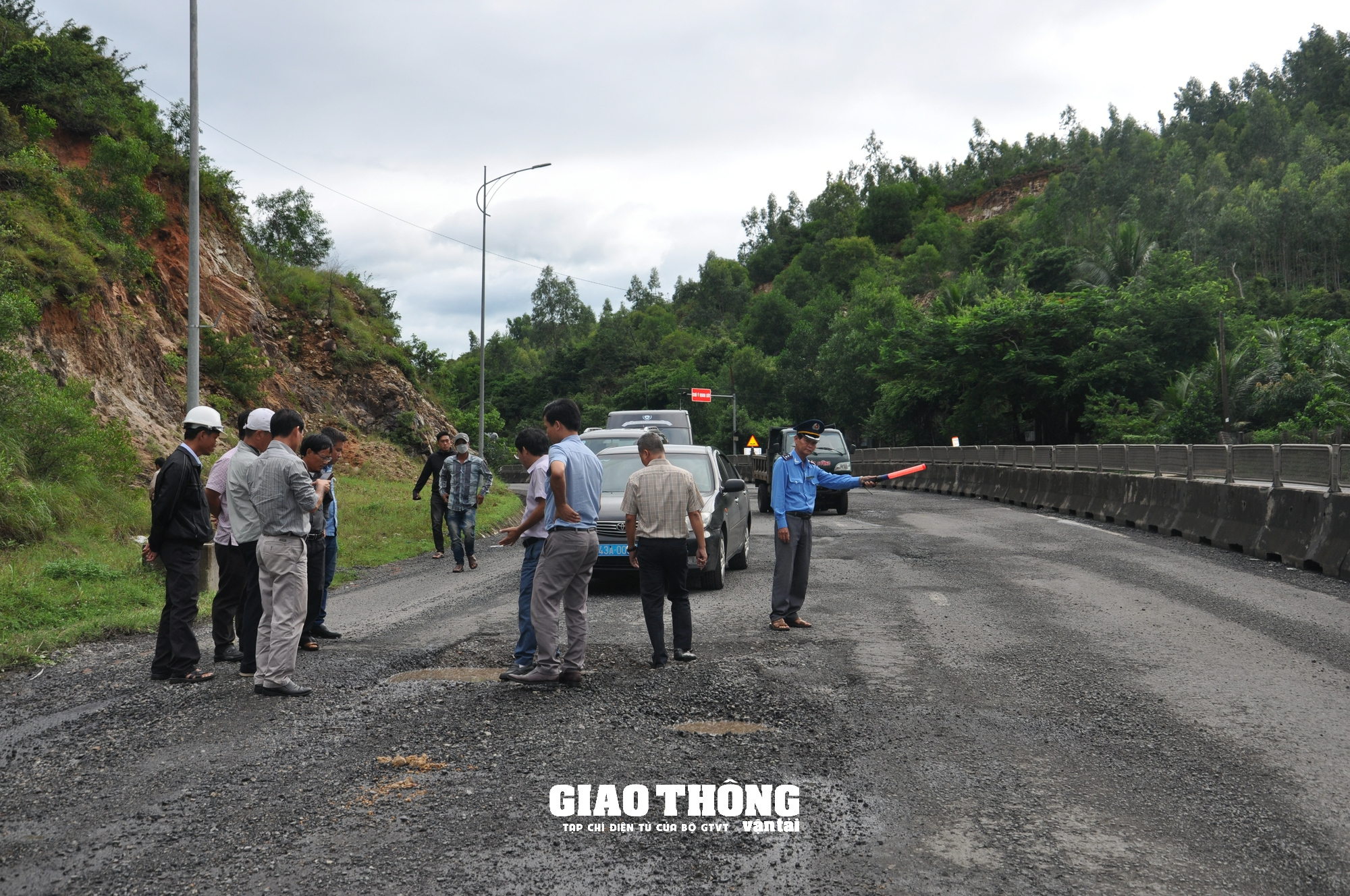 Vá sửa mặt đường QL1 - Ảnh 8.