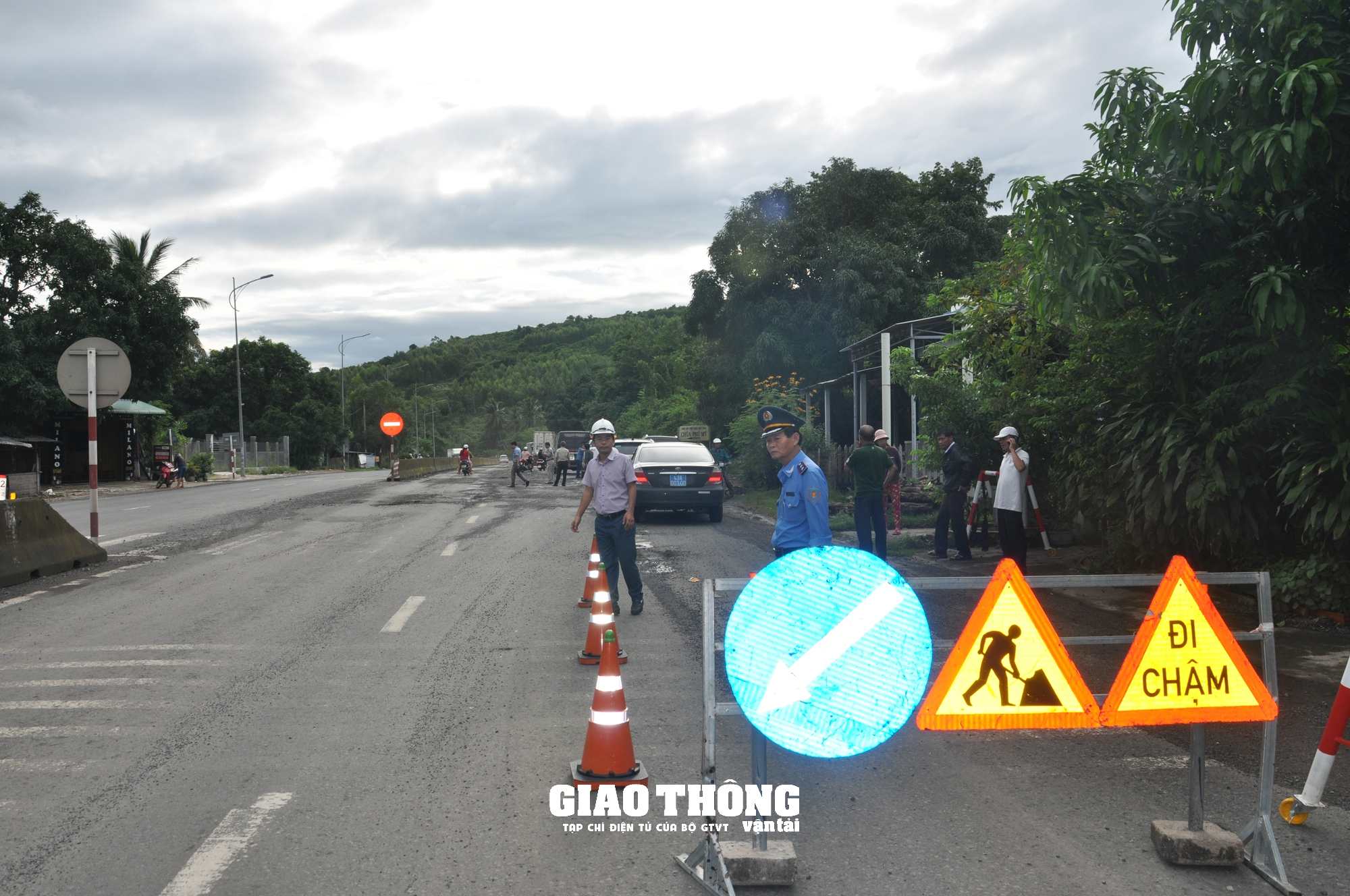 Vá sửa mặt đường QL1 - Ảnh 7.