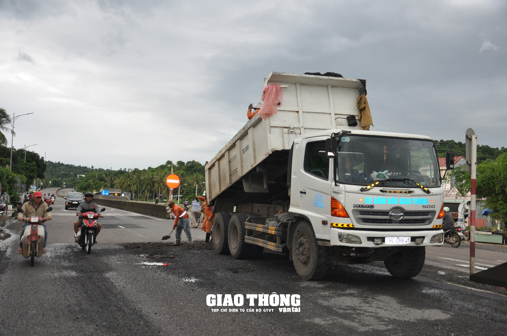 Vá sửa mặt đường QL1 - Ảnh 11.