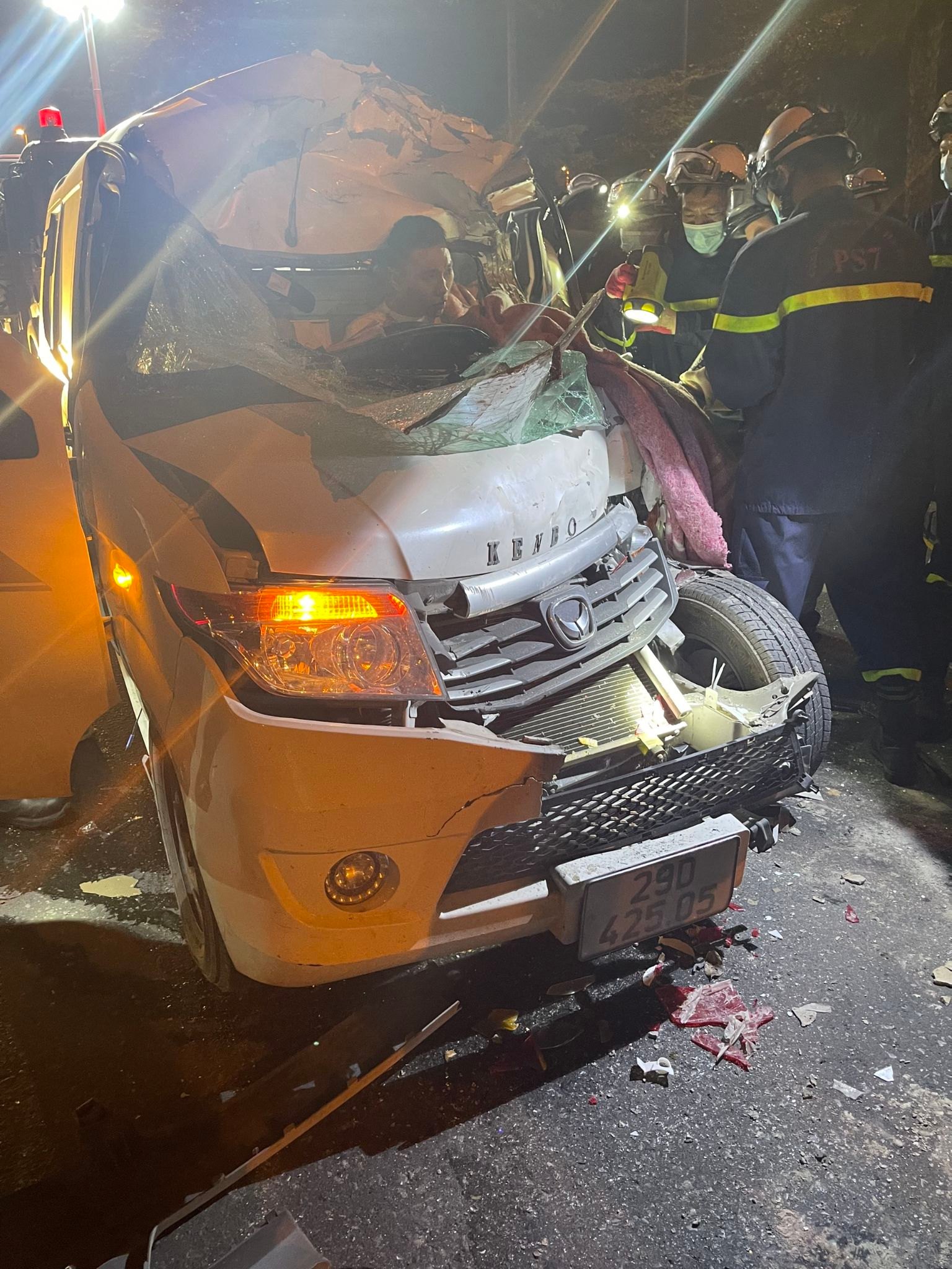 Cận cảnh cảnh sát cắt cabin cứu tài xế mắc kẹt trong ô tô sau TNGT - Ảnh 1.