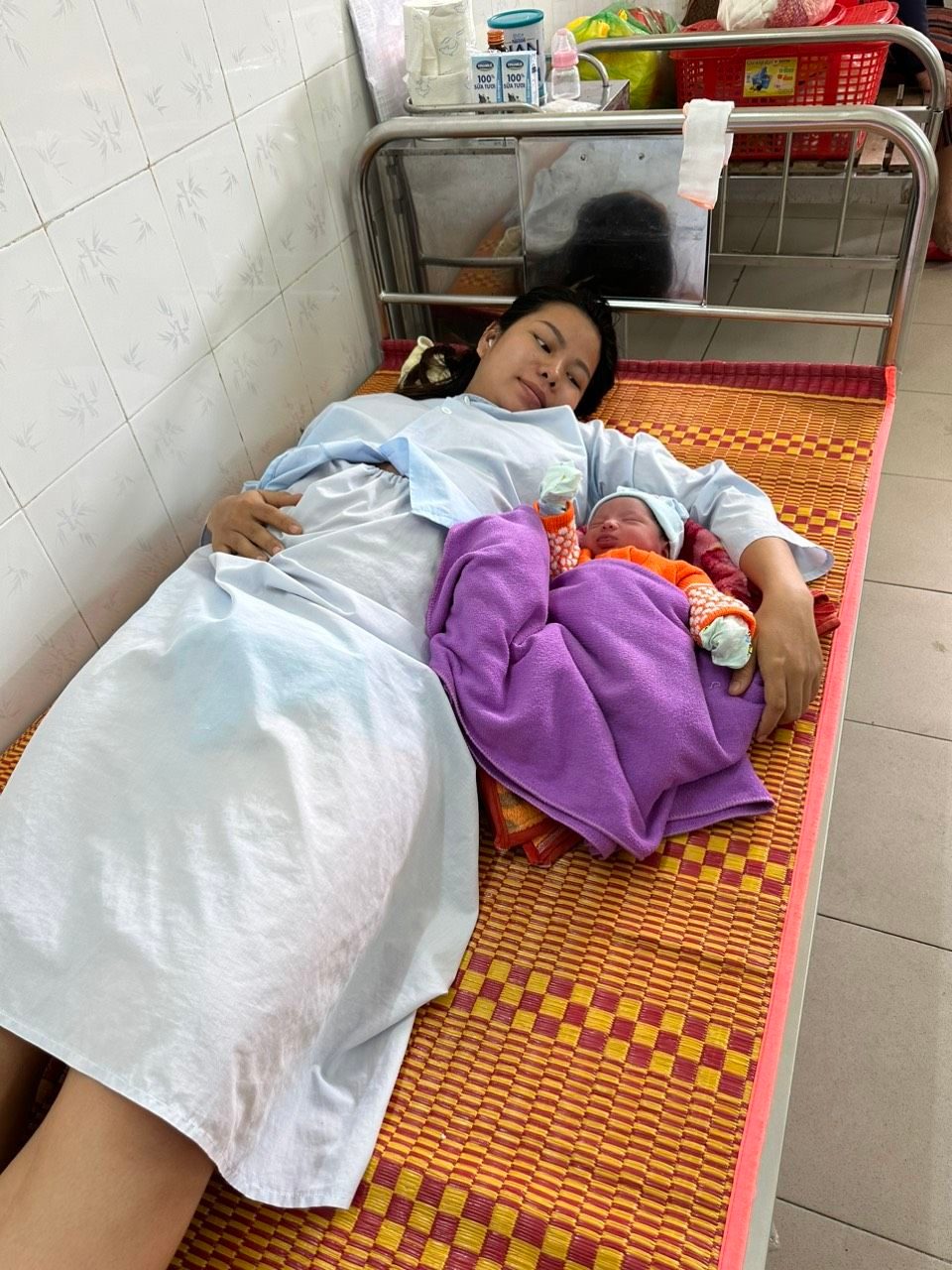 Lực lượng CSGT kịp thời đưa sản phụ vượt lũ đi sinh con an toàn - Ảnh 2. Lực lượng CSGT kịp thời đưa sản phụ vượt lũ đi sinh con an toàn - Ảnh 2.