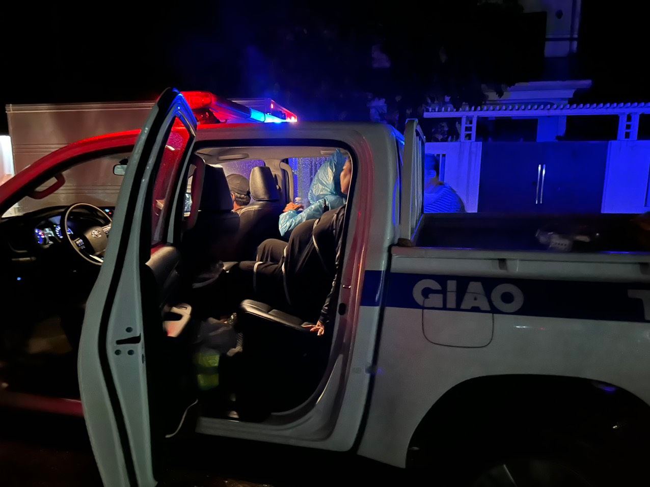 Lực lượng CSGT kịp thời đưa sản phụ vượt lũ đi sinh con an toàn - Ảnh 1. Lực lượng CSGT kịp thời đưa sản phụ vượt lũ đi sinh con an toàn - Ảnh 1.