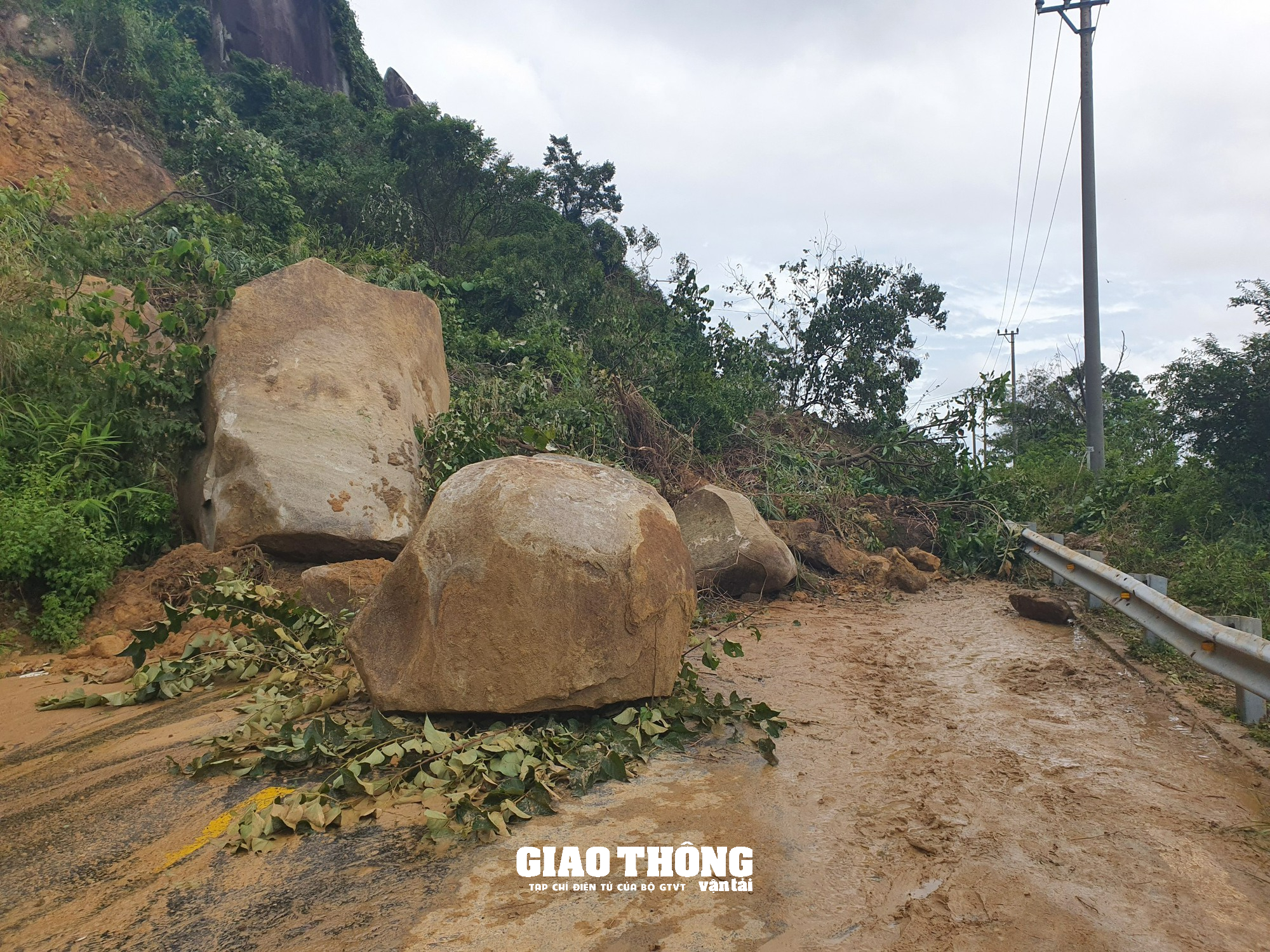 Sạt lở các tuyến đường trọng yếu ở Đà Nẵng, Quảng Nam: Kết quả khắc phục thế nào? - Ảnh 15. Sạt lở các tuyến đường trọng yếu ở Đà Nẵng, Quảng Nam: Kết quả khắc phục thế nào? - Ảnh 15.