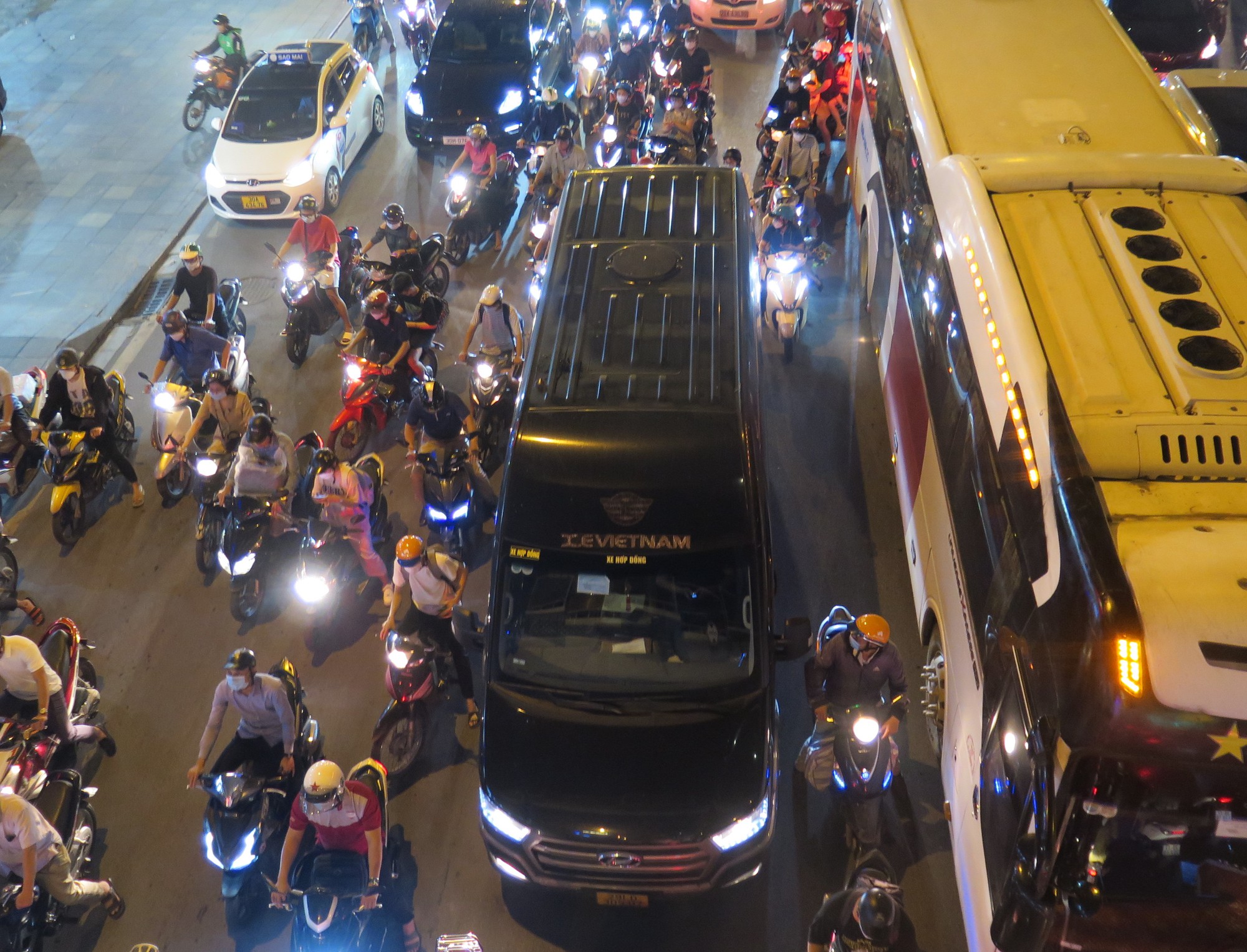 Vì sao phổ biến "xe dù Limousine" hoạt động tại Hà Nội? - Ảnh 2. Vì sao phổ biến "xe dù Limousine" hoạt động tại Hà Nội? - Ảnh 2.