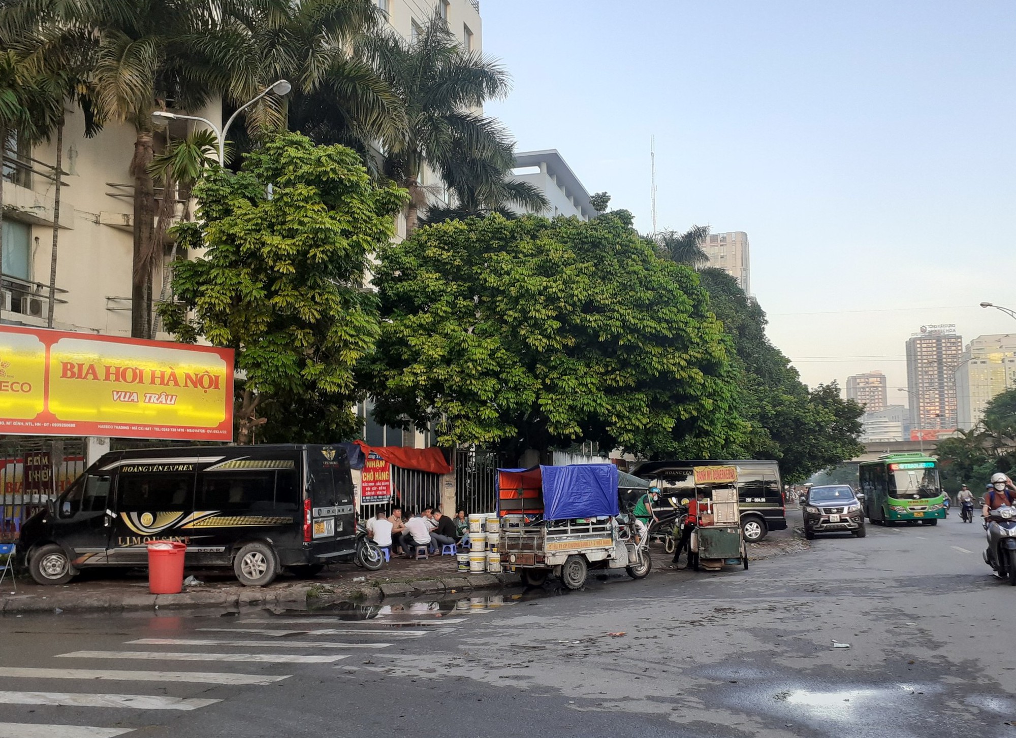 Vì sao phổ biến "xe dù Limousine" hoạt động tại Hà Nội? - Ảnh 3. Vì sao phổ biến "xe dù Limousine" hoạt động tại Hà Nội? - Ảnh 3.