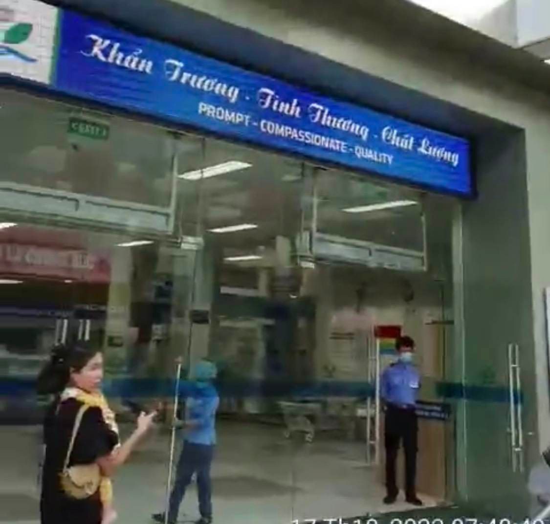 CSGT kịp thời đưa cháu bé đi cấp cứu - Ảnh 1. CSGT kịp thời đưa cháu bé đi cấp cứu - Ảnh 1.