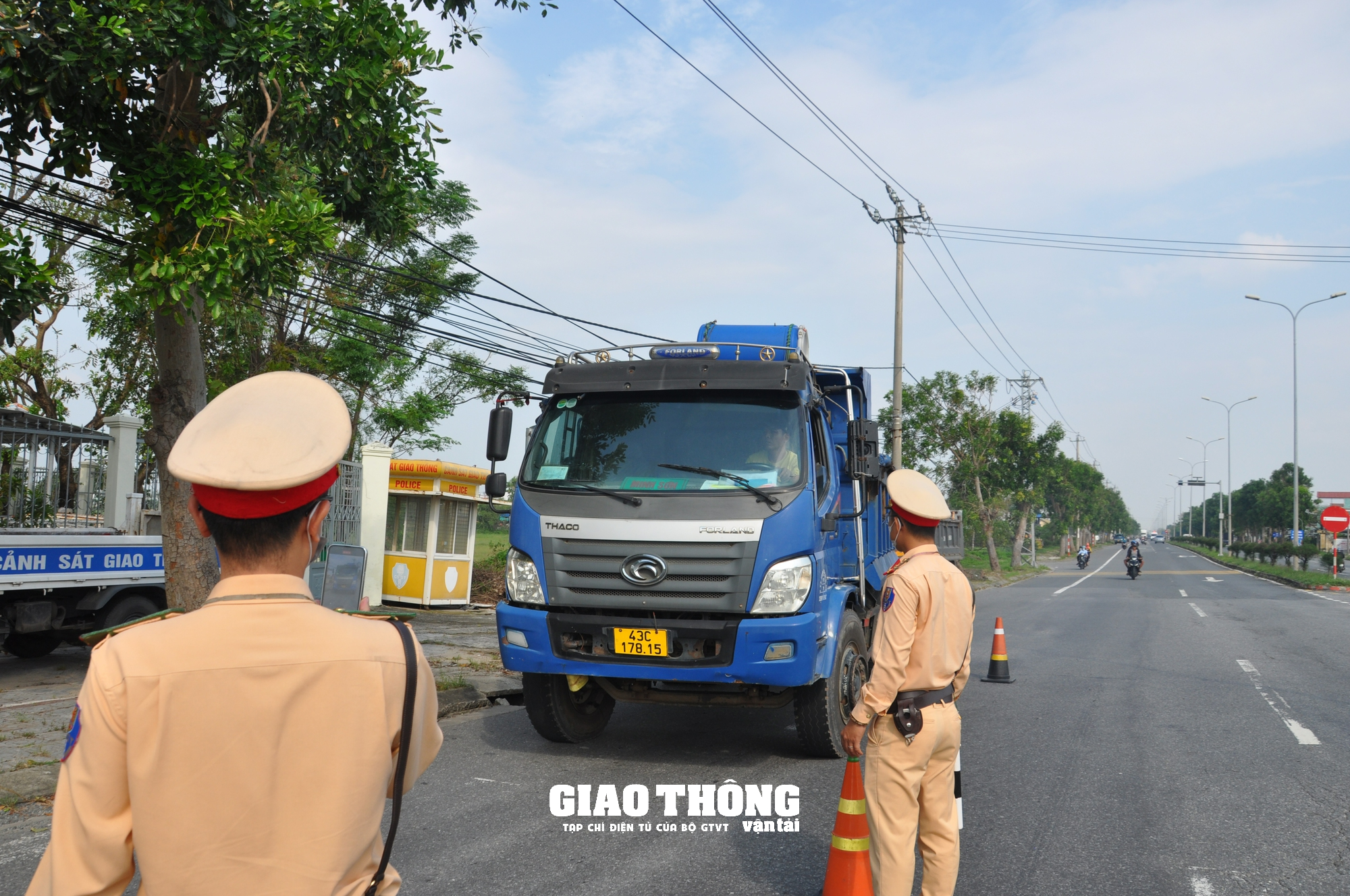 CSGT Đà Nẵng xử nghiêm, tài xế xe quá tải 46% bỏ chạy - Ảnh 3.