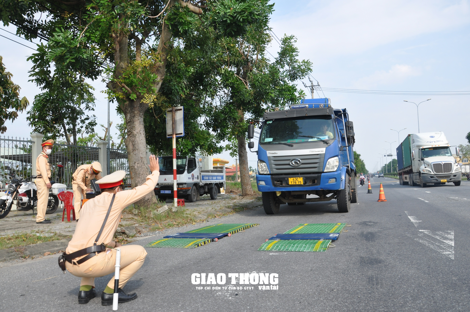 CSGT Đà Nẵng xử nghiêm, tài xế xe quá tải 46% bỏ chạy - Ảnh 1.