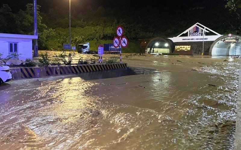 Chuyện chưa kể trắng đêm thông hầm Hải Vân sau lũ quét kinh hoàng - Ảnh 1.