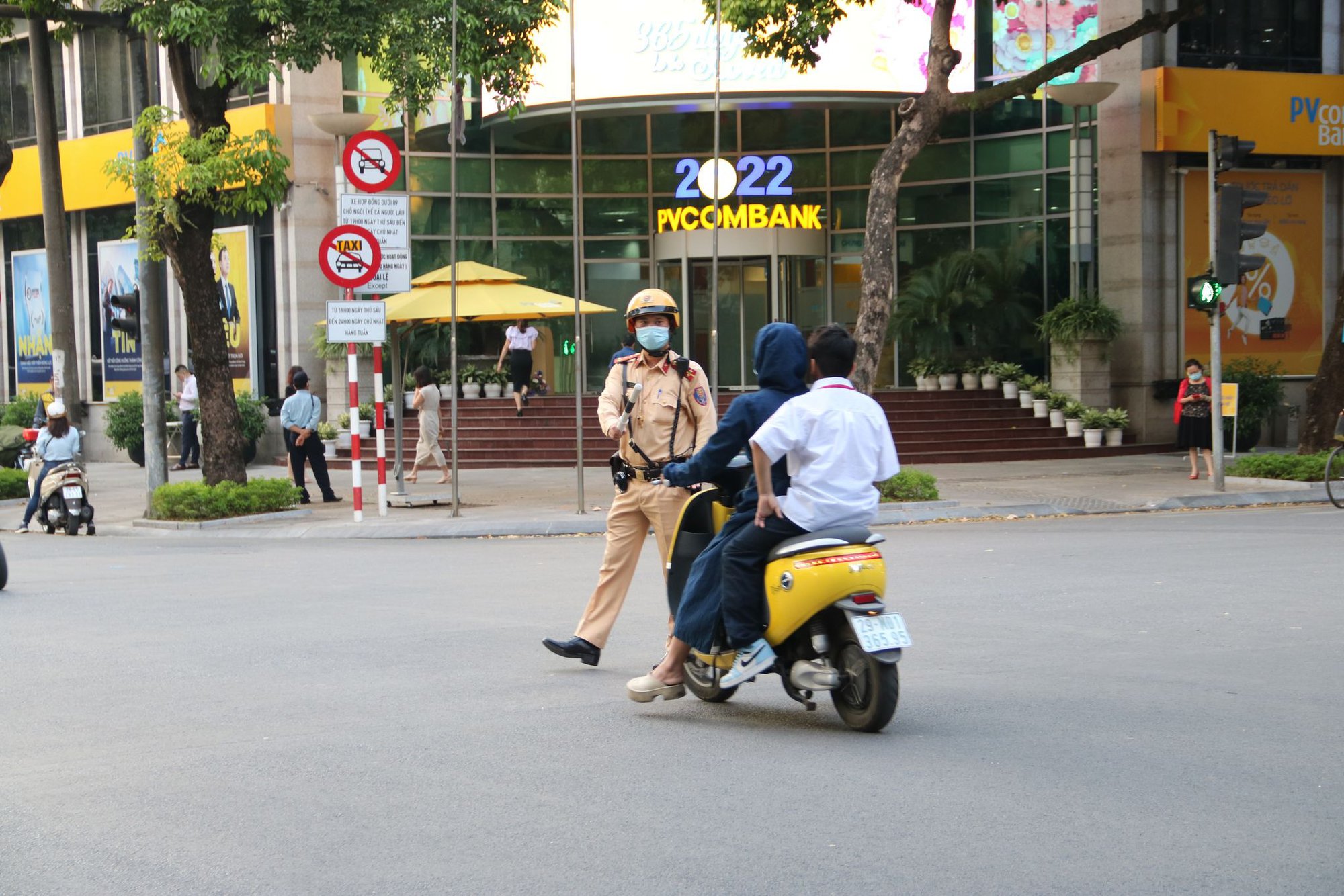 Bắt đầu xử nghiêm phụ huynh vi phạm giao thông khi đưa đón con - Ảnh 2.