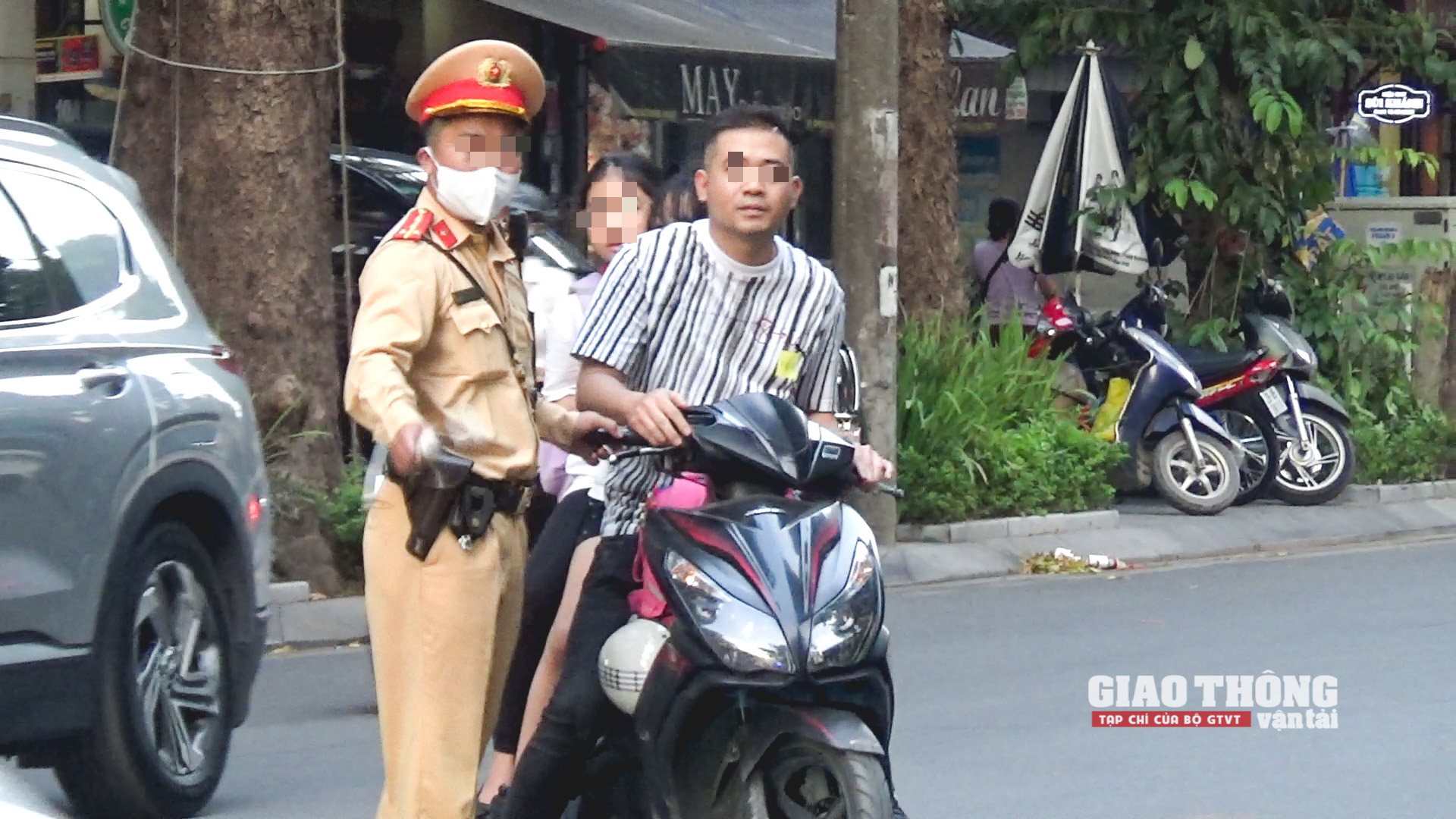 Học sinh và phụ huynh không đội mũ bảo hiểm, vì quên hay vì sao? - Ảnh 4.