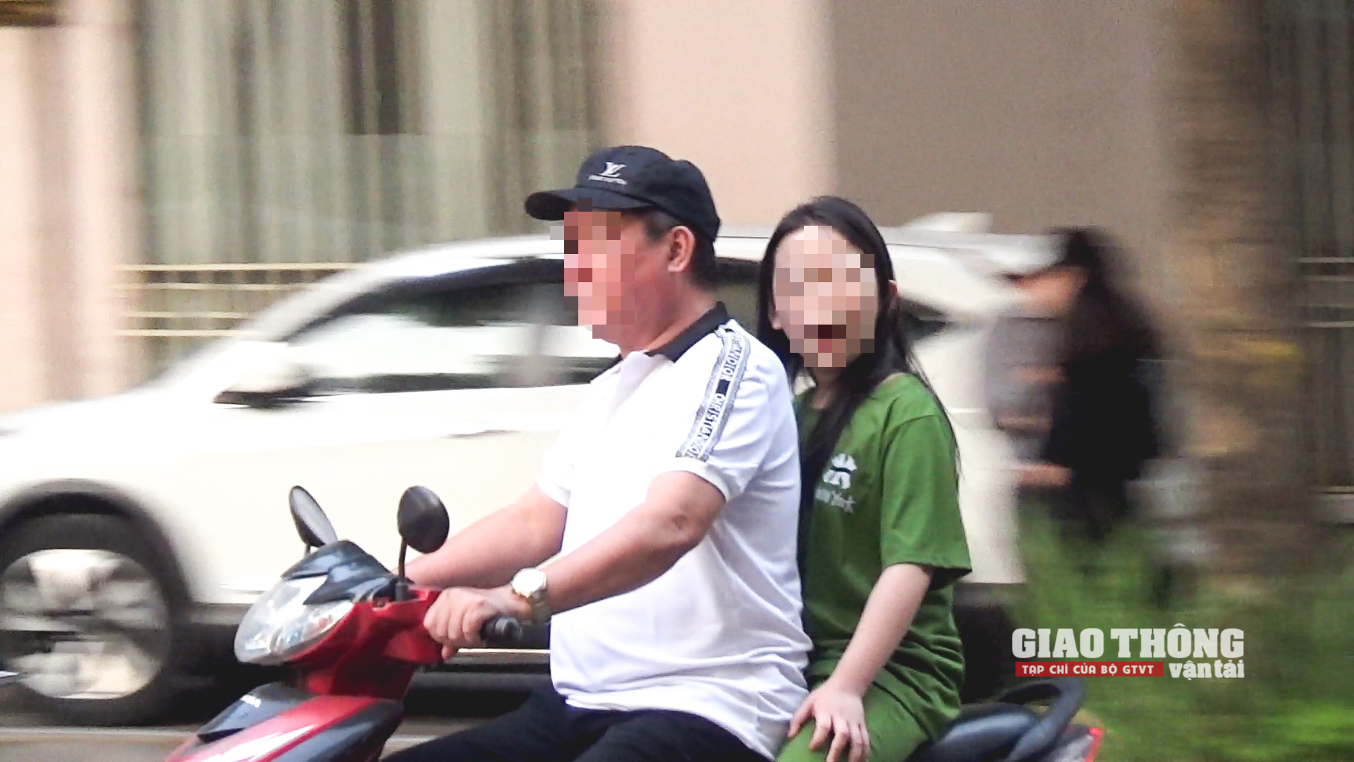 Học sinh và phụ huynh không đội mũ bảo hiểm, vì quên hay vì sao? - Ảnh 3.