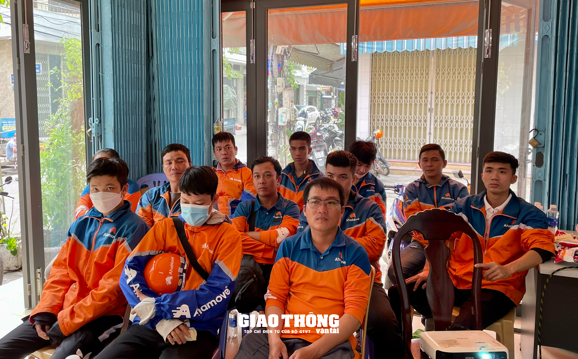 CSGT Đà Nẵng "bắt mạch, trị bệnh" lỗi vi phạm về TTATGT cho tài xế công nghệ - Ảnh 2.