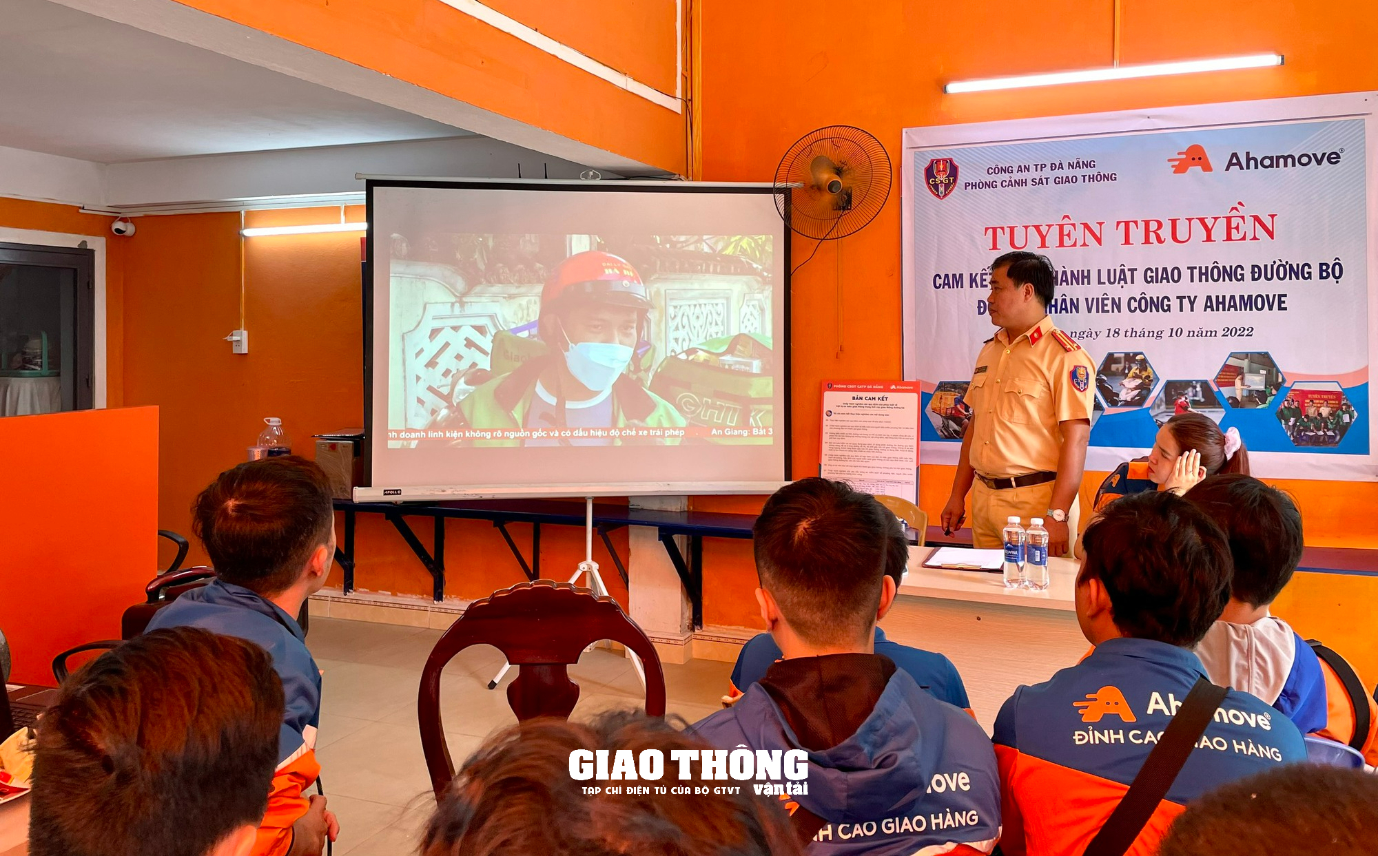 CSGT Đà Nẵng "bắt mạch, trị bệnh" lỗi vi phạm về TTATGT cho tài xế công nghệ - Ảnh 1.