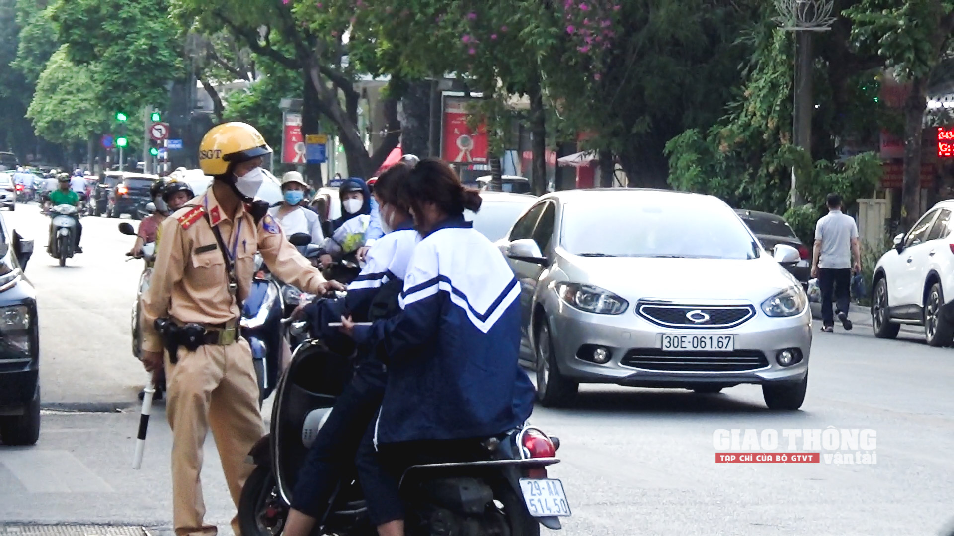 Học sinh và phụ huynh không đội mũ bảo hiểm, vì quên hay vì sao? - Ảnh 2.