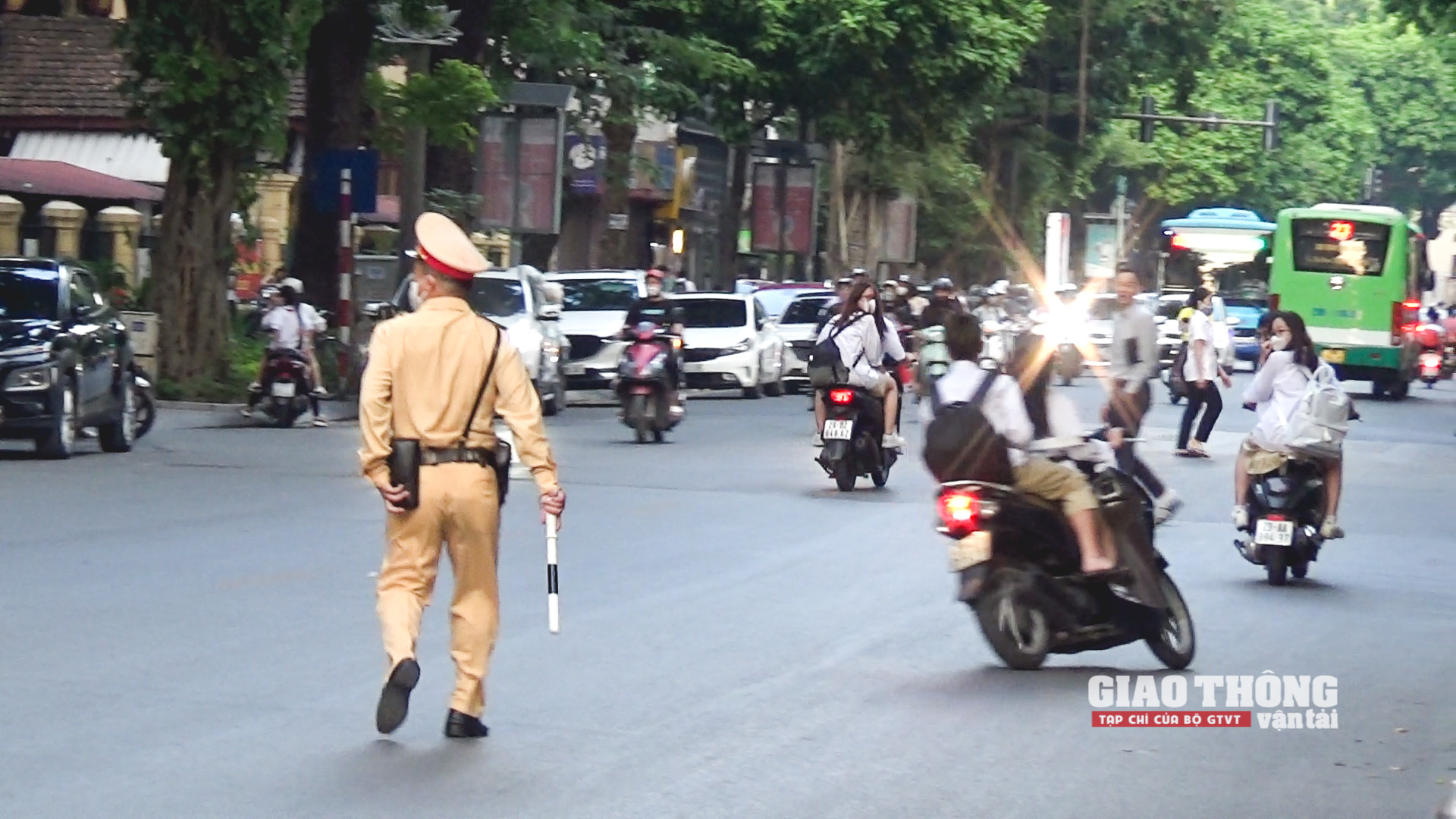 Học sinh và phụ huynh không đội mũ bảo hiểm, vì quên hay vì sao? - Ảnh 1.