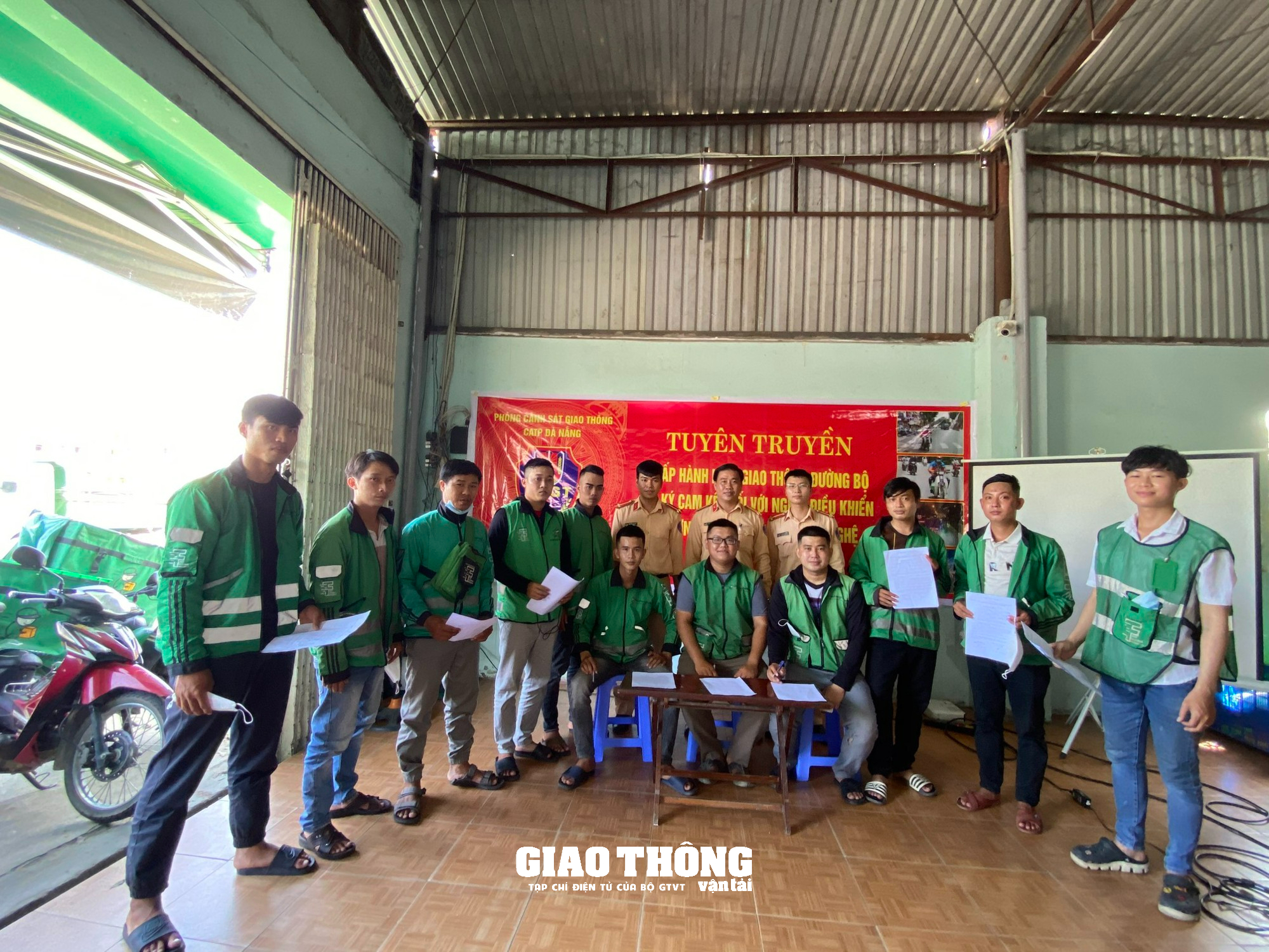 CSGT Đà Nẵng "bắt mạch, trị bệnh" lỗi vi phạm về TTATGT cho tài xế công nghệ - Ảnh 9.