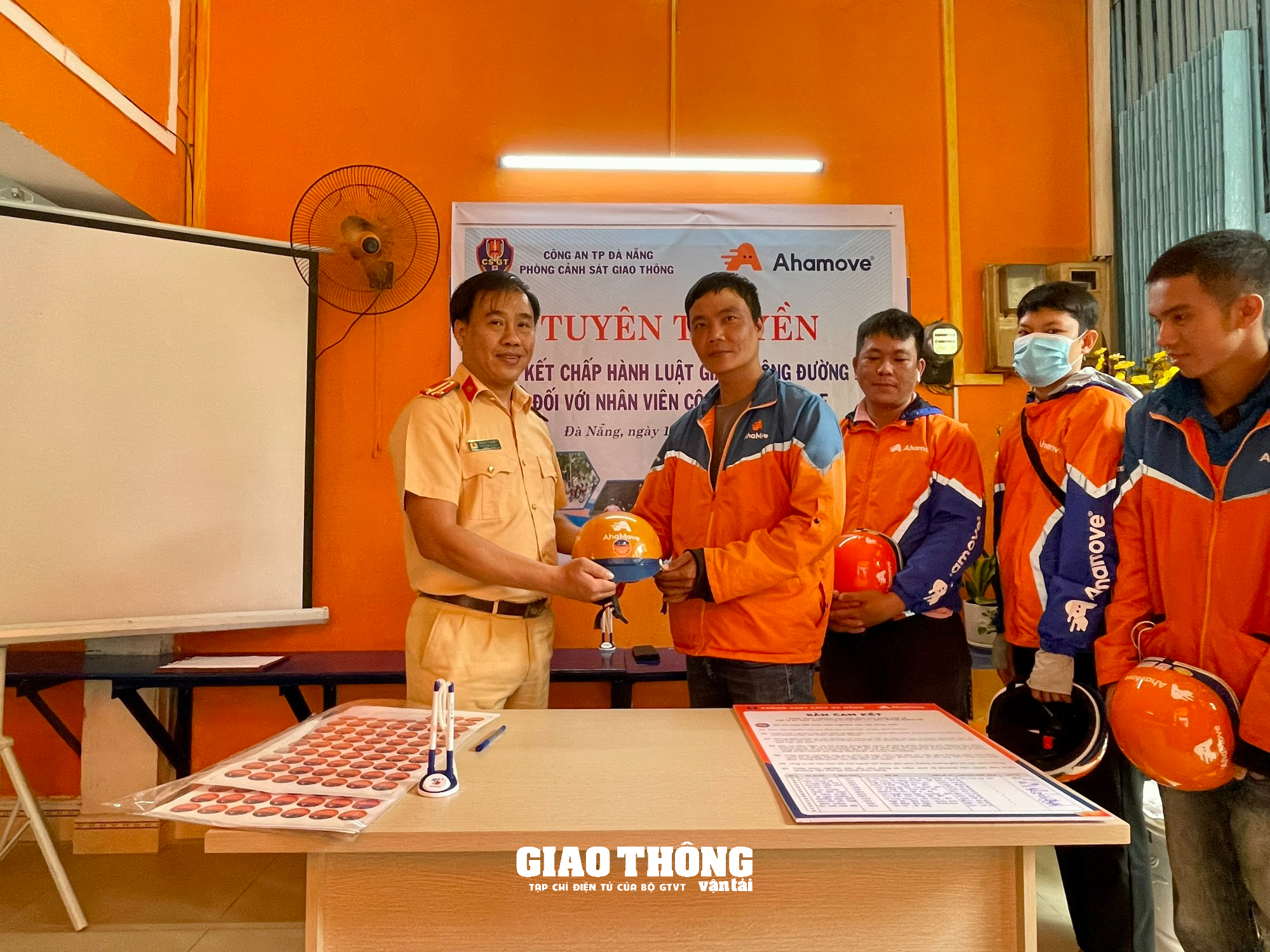 CSGT Đà Nẵng "bắt mạch, trị bệnh" lỗi vi phạm về TTATGT cho tài xế công nghệ - Ảnh 6.