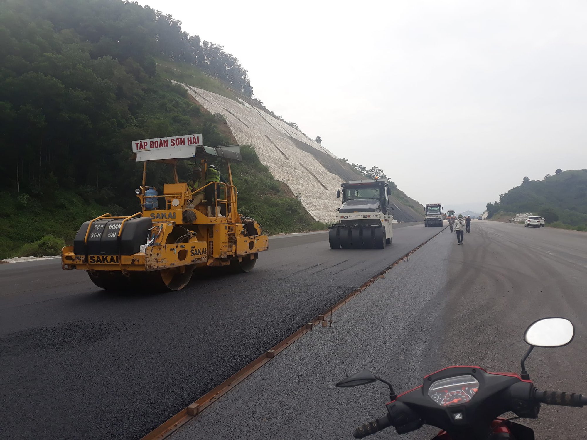 Vì sao nhiều dự án cao tốc Bắc - Nam vẫn chậm tiến độ? - Ảnh 1. Vì sao nhiều dự án cao tốc Bắc - Nam vẫn chậm tiến độ? - Ảnh 1.