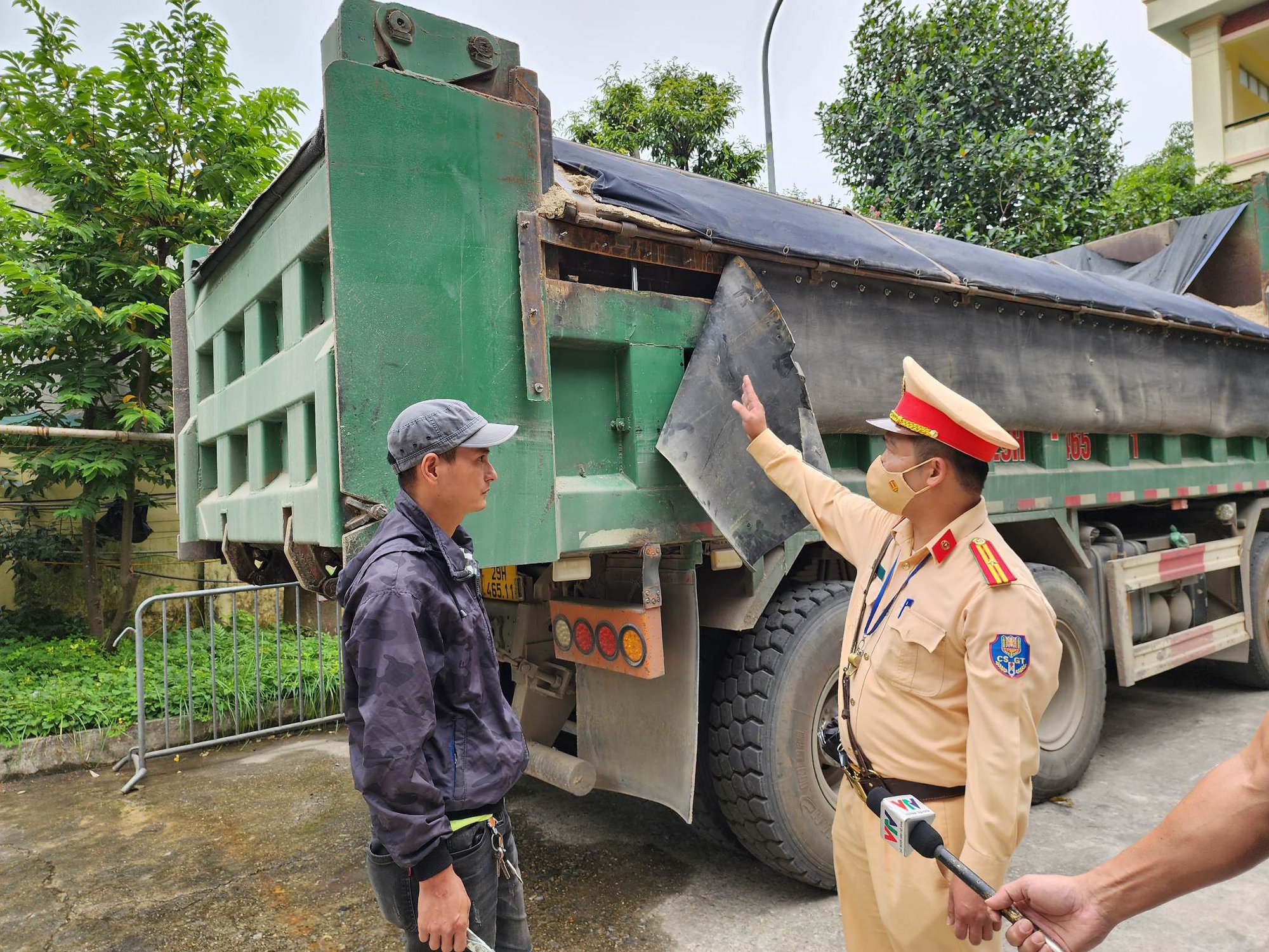 CSGT bắt xe "hổ vồ" cơi thành thùng thuỷ lực đầu tiên tại Hà Nội - Ảnh 1. CSGT bắt xe "hổ vồ" cơi thành thùng thuỷ lực đầu tiên tại Hà Nội - Ảnh 1.