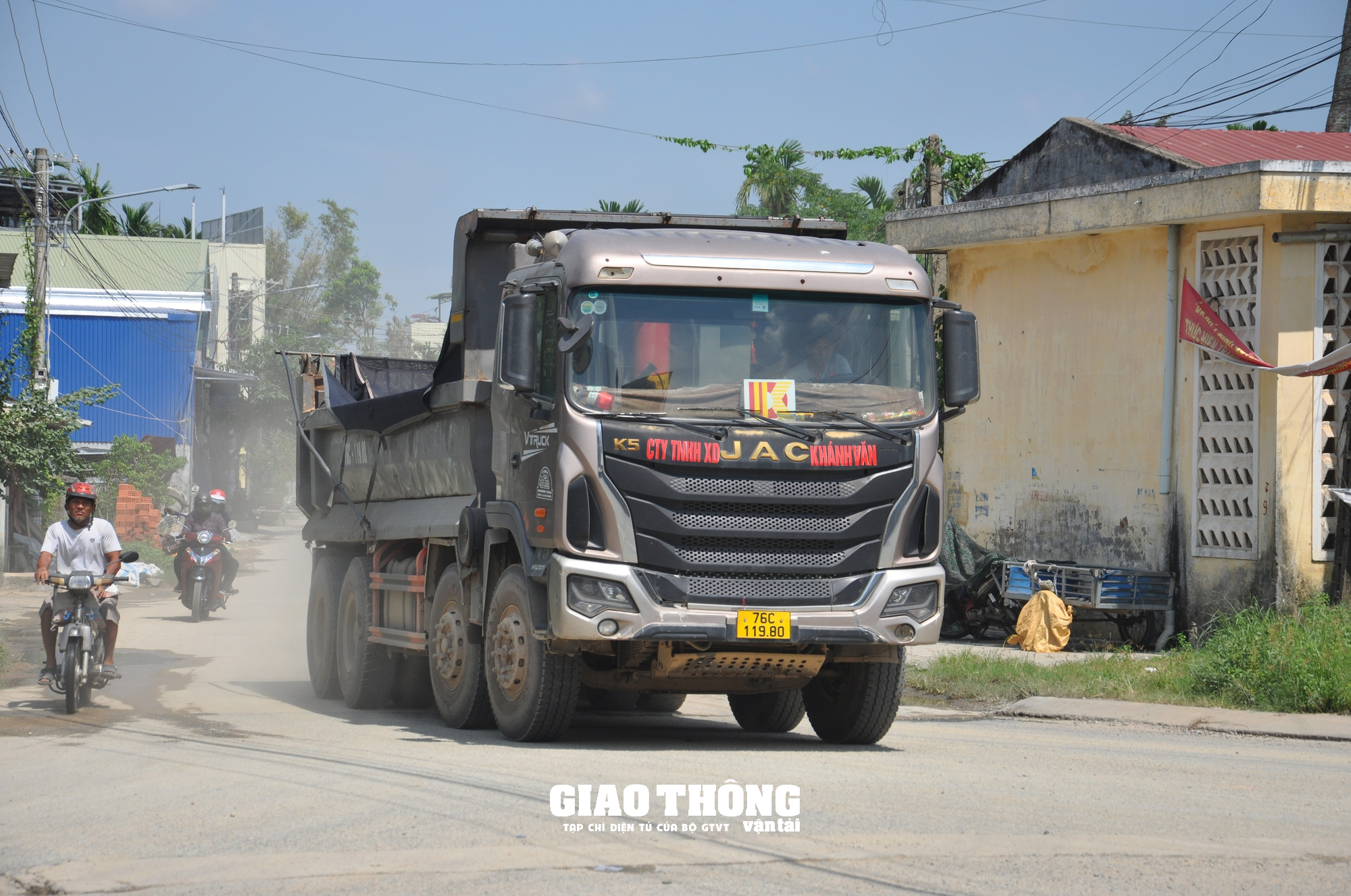 Xe ben chở đất cát rầm rập ngày đêm, dân bất an vì TNGT, bụi bặm - Ảnh 5.