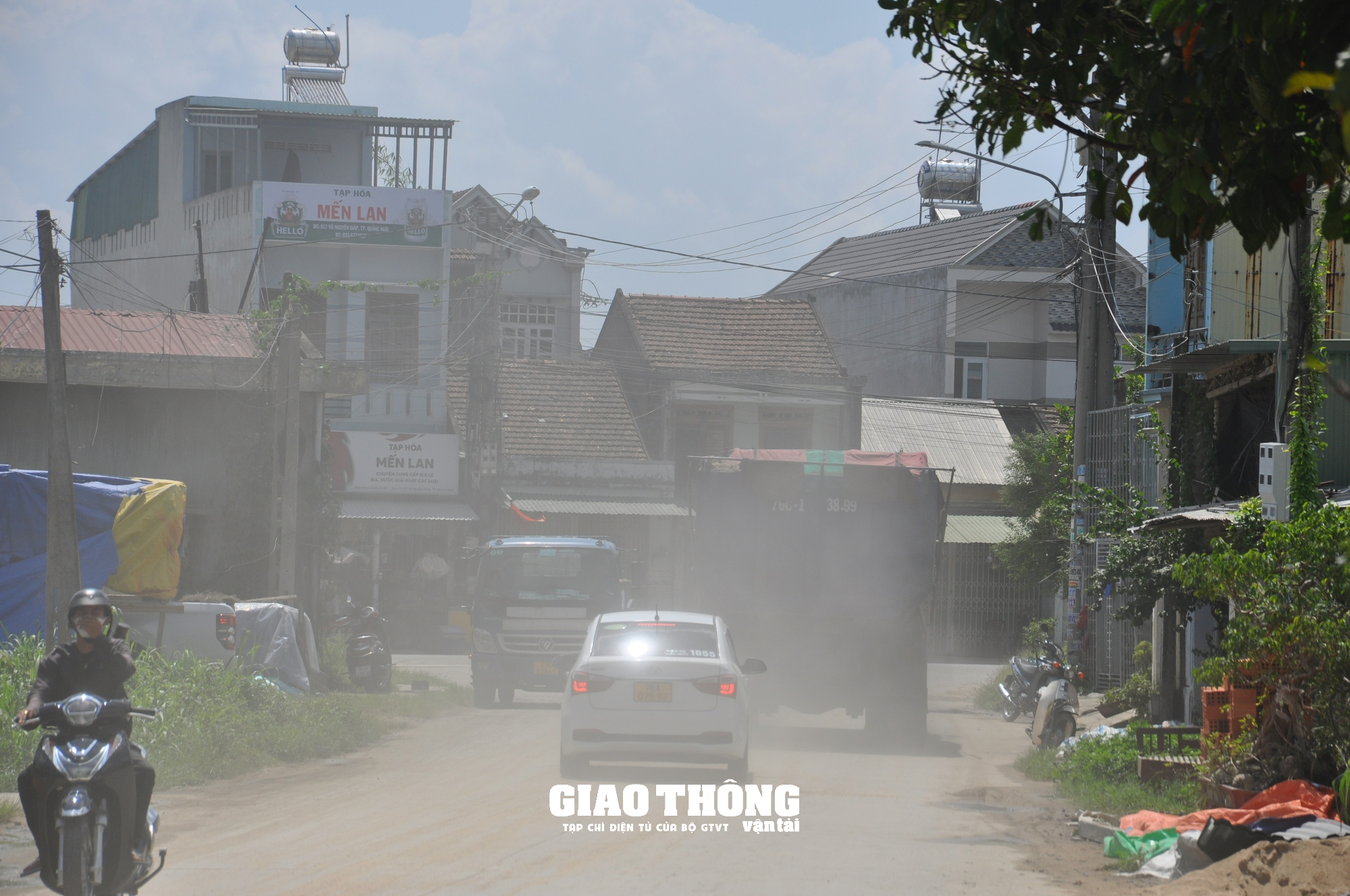 Xe ben chở đất cát rầm rập ngày đêm, dân bất an vì TNGT, bụi bặm - Ảnh 6.