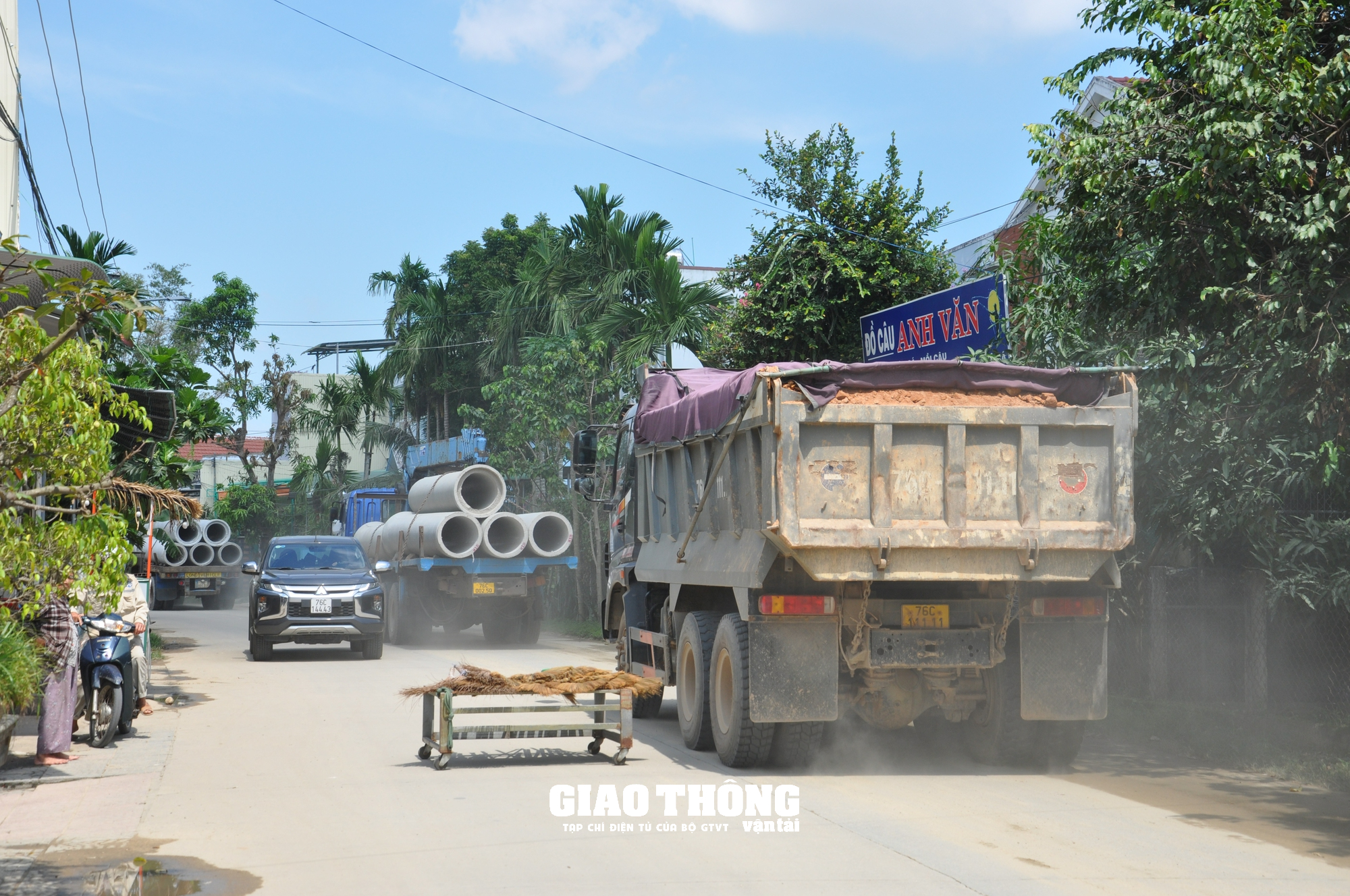 Xe ben chở đất cát rầm rập ngày đêm, dân bất an vì TNGT, bụi bặm - Ảnh 1.