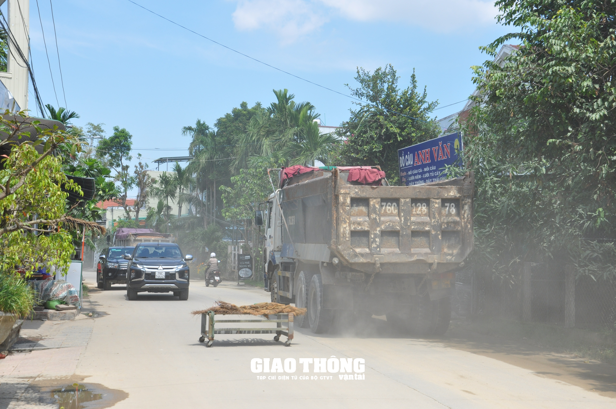 Xe ben chở đất cát rầm rập ngày đêm, dân bất an vì TNGT, bụi bặm - Ảnh 7.