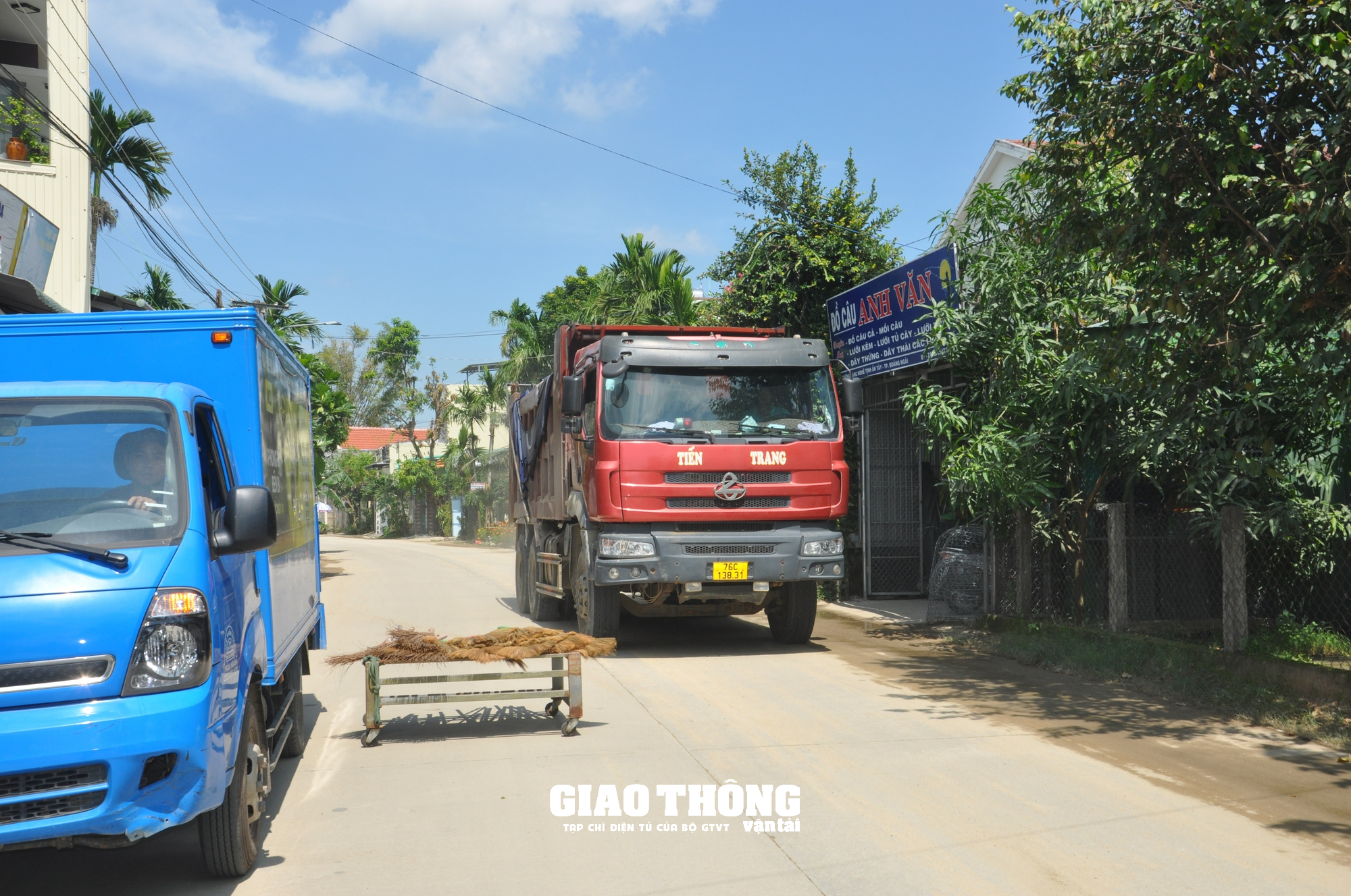 Xe ben chở đất cát rầm rập ngày đêm, dân bất an vì TNGT, bụi bặm - Ảnh 8.