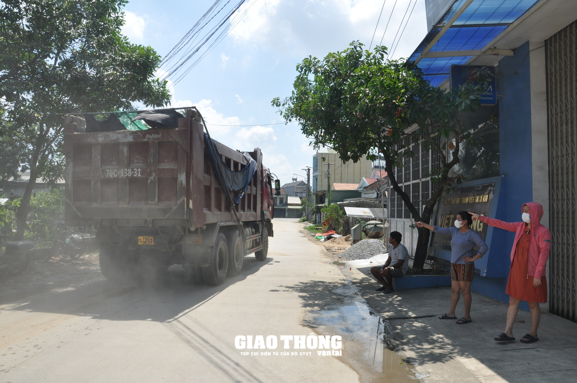 Xe ben chở đất cát rầm rập ngày đêm, dân bất an vì TNGT, bụi bặm - Ảnh 3.