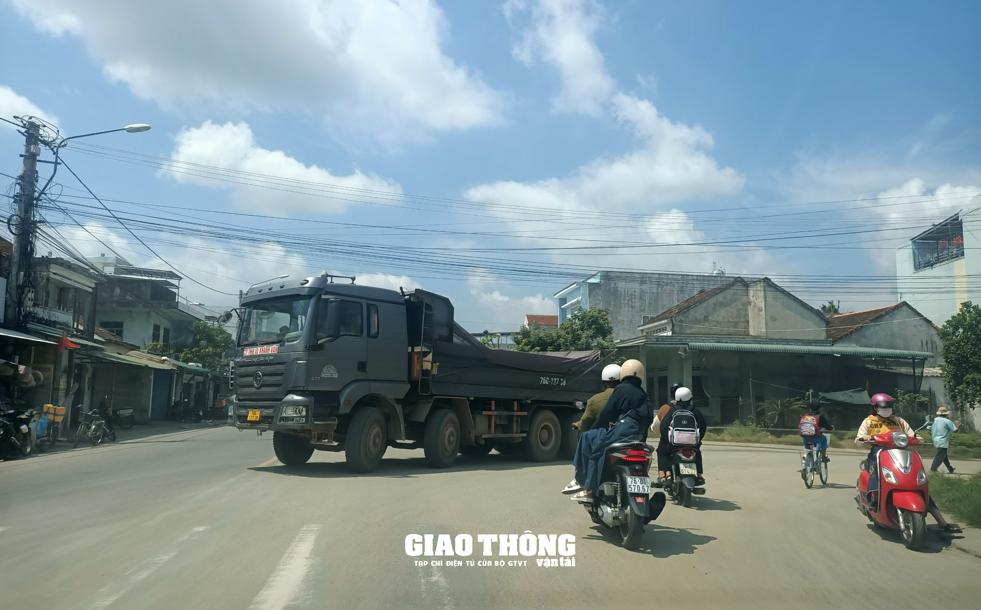 Xe ben chở đất cát rầm rập ngày đêm, dân bất an vì TNGT, bụi bặm - Ảnh 9.