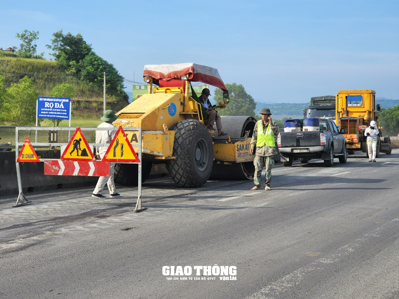 Cận cảnh thi công cào bóc tái sinh bằng xi măng mặt đường tuyến QL1 qua Phú Yên. - Ảnh 5.