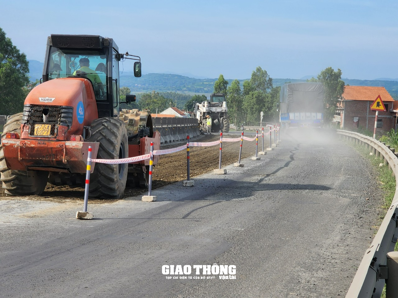 Cận cảnh thi công cào bóc tái sinh bằng xi măng mặt đường tuyến QL1 qua Phú Yên. - Ảnh 1.