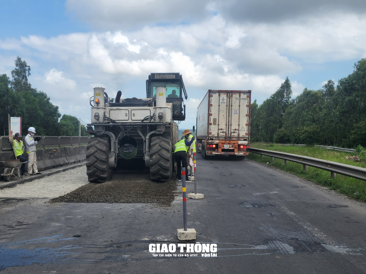 Cận cảnh thi công cào bóc tái sinh bằng xi măng mặt đường tuyến QL1 qua Phú Yên. - Ảnh 6.