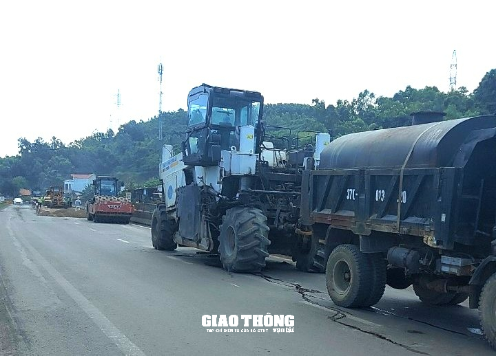 Cận cảnh thi công cào bóc tái sinh bằng xi măng mặt đường tuyến QL1 qua Phú Yên. - Ảnh 11.
