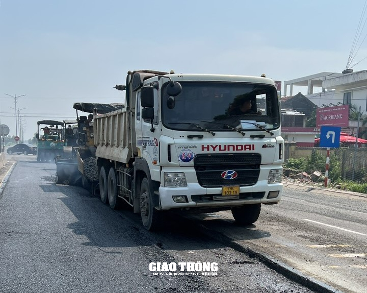 Cận cảnh thi công cào bóc tái sinh bằng xi măng mặt đường tuyến QL1 qua Phú Yên. - Ảnh 10.