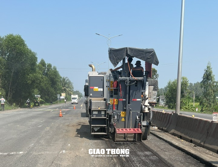 Cận cảnh thi công cào bóc tái sinh bằng xi măng mặt đường tuyến QL1 qua Phú Yên. - Ảnh 9.