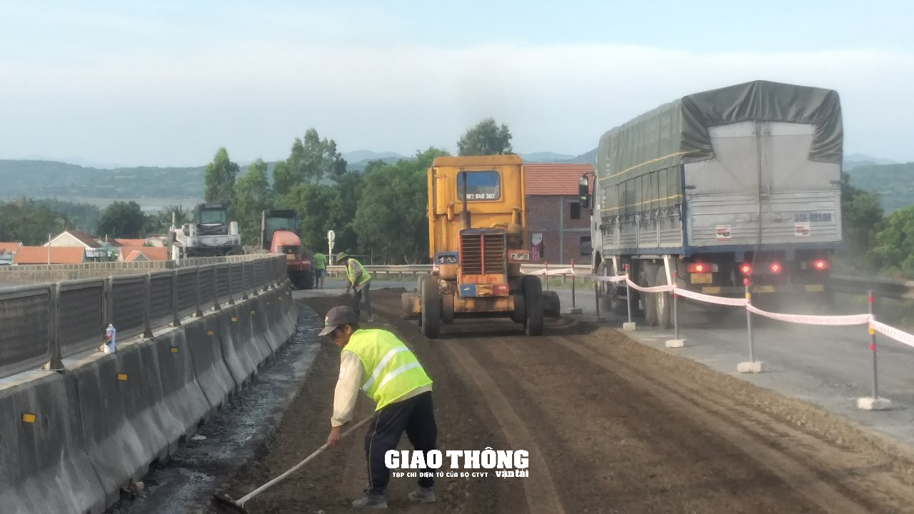 Cận cảnh thi công cào bóc tái sinh bằng xi măng mặt đường tuyến QL1 qua Phú Yên. - Ảnh 7.