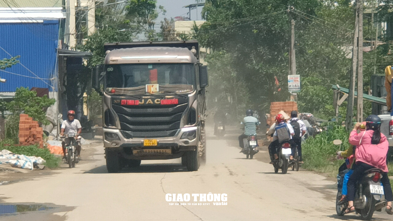 Xe chở đất cát rầm rập ngày đêm, dân bất an vì khói bụi tra tấn, TNGT - Ảnh 2.
