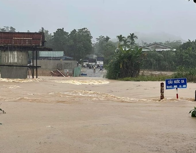 Nước tràn quan QL40B, hai huyện miền núi Quảng Nam bị chia cắt - Ảnh 1.