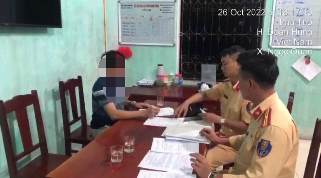 Phạt 17 triệu, tước GPLX đối với tài xế lùi ô tô trên cao tốc Nội Bài- Lào Cai - Ảnh 1. Phạt 17 triệu, tước GPLX đối với tài xế lùi ô tô trên cao tốc Nội Bài- Lào Cai - Ảnh 1.