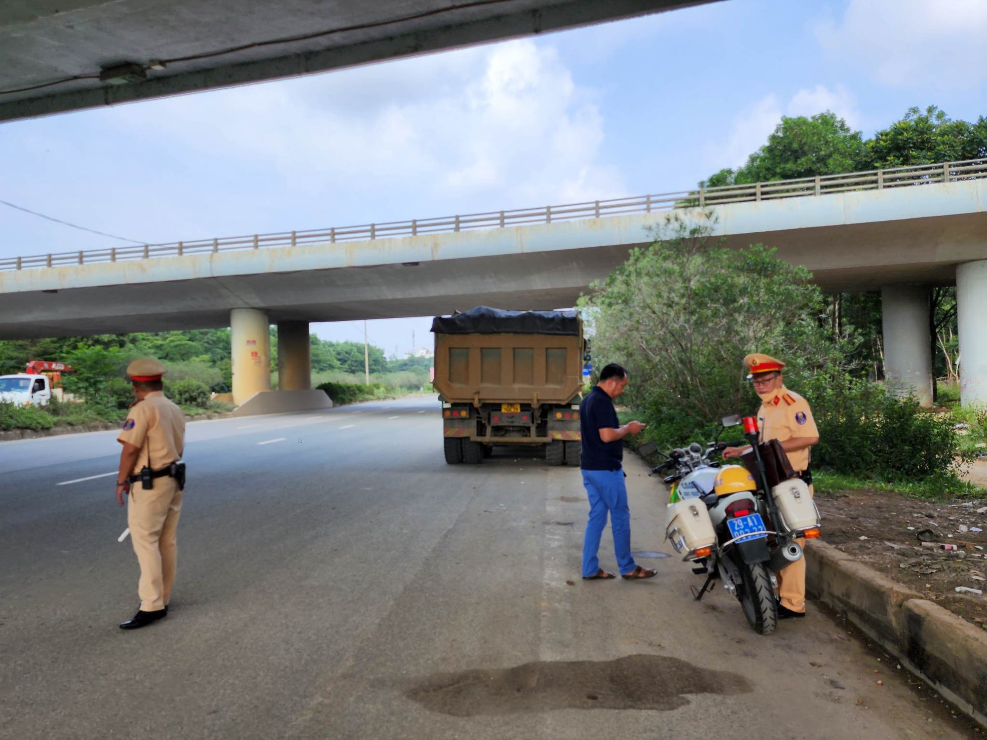 Hà Nội: CSGT tuần tra bằng mô tô bắt xe tải "hổ vồ" trên quốc lộ - Ảnh 2.