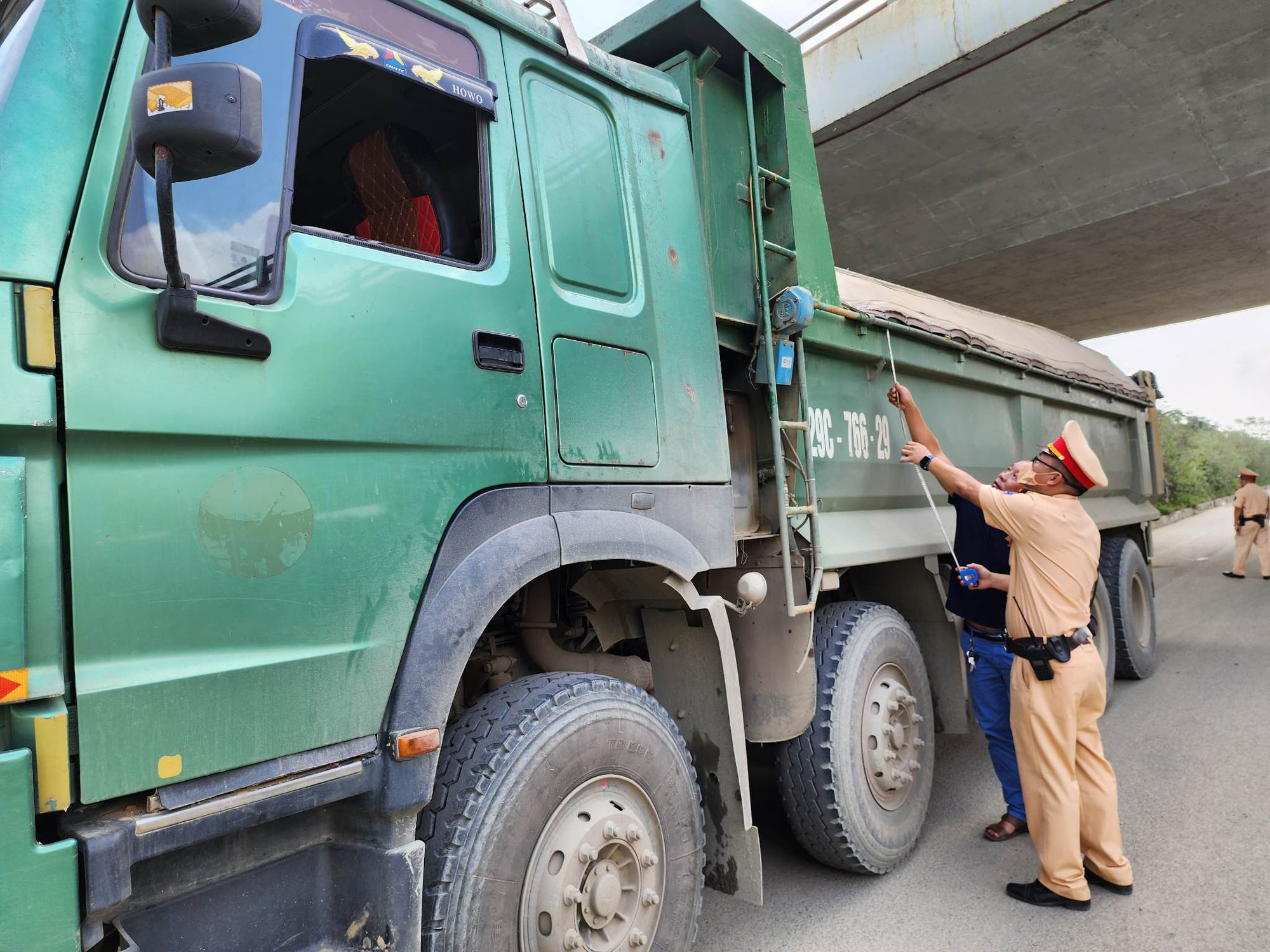 Hà Nội: CSGT tuần tra bằng mô tô bắt xe tải "hổ vồ" trên quốc lộ - Ảnh 1.