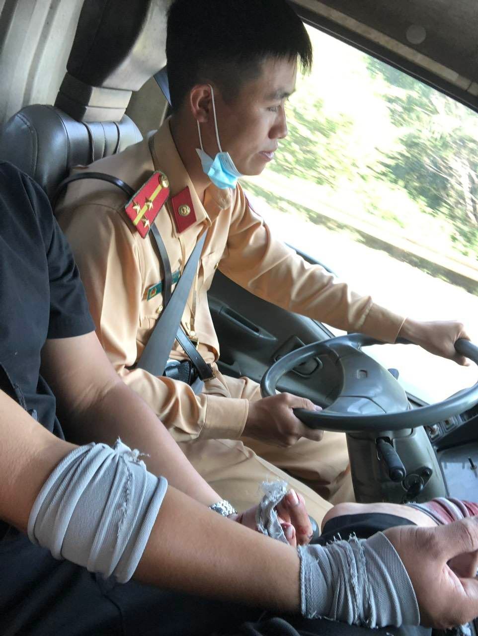 Tuần tra trên tuyến, CSGT giúp đưa thanh niên bị tai nạn đến bệnh viện - Ảnh 1.