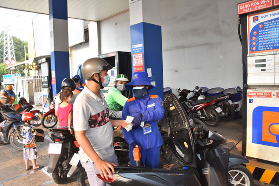 Giá xăng tiếp tục giảm mạnh   - Ảnh 1.