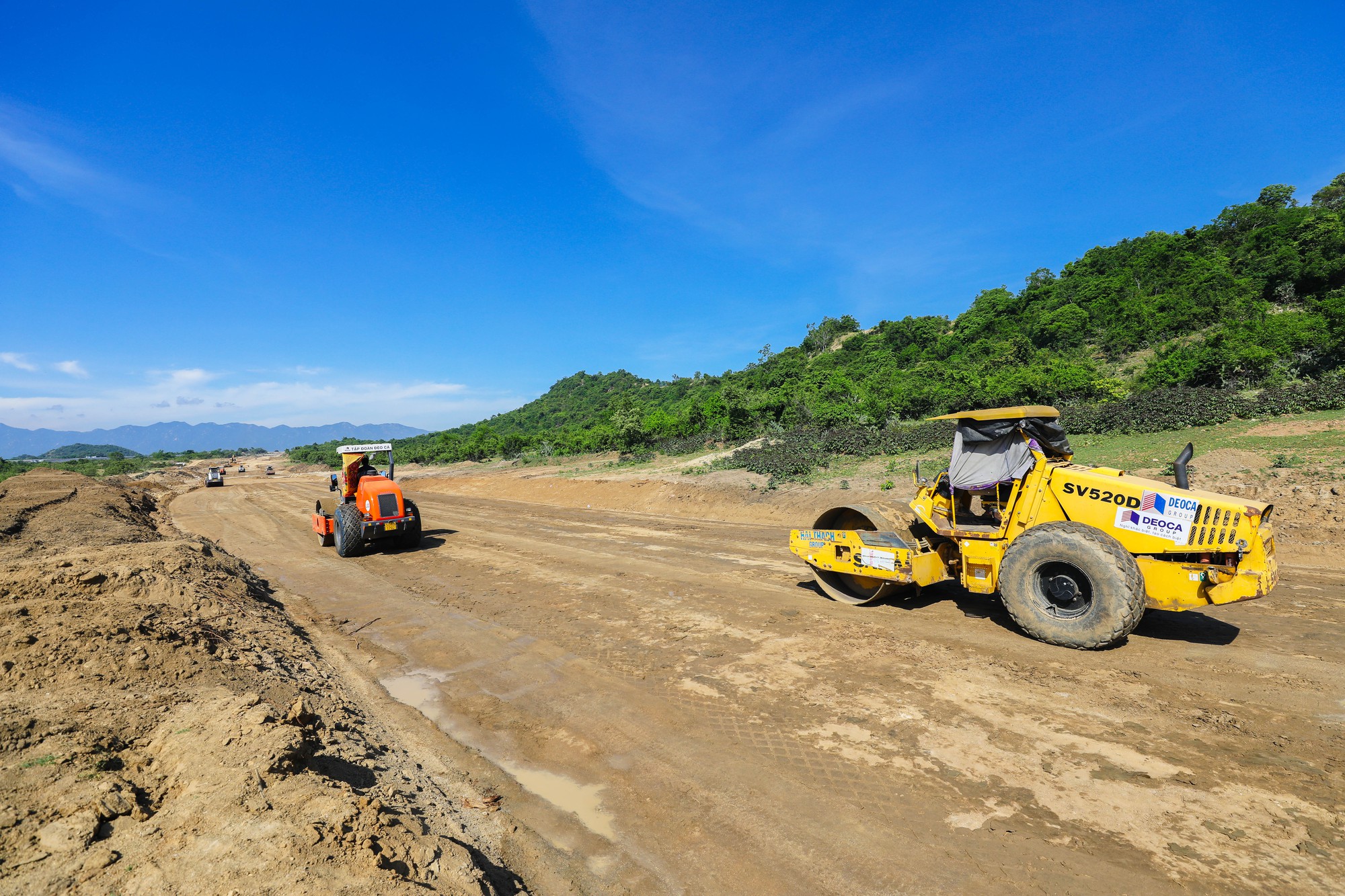 Ảnh: Tận mắt xem doanh nghiệp giao thông lớn nhất nước làm cao tốc Bắc-Nam xuyên 3 tỉnh - Ảnh 1.