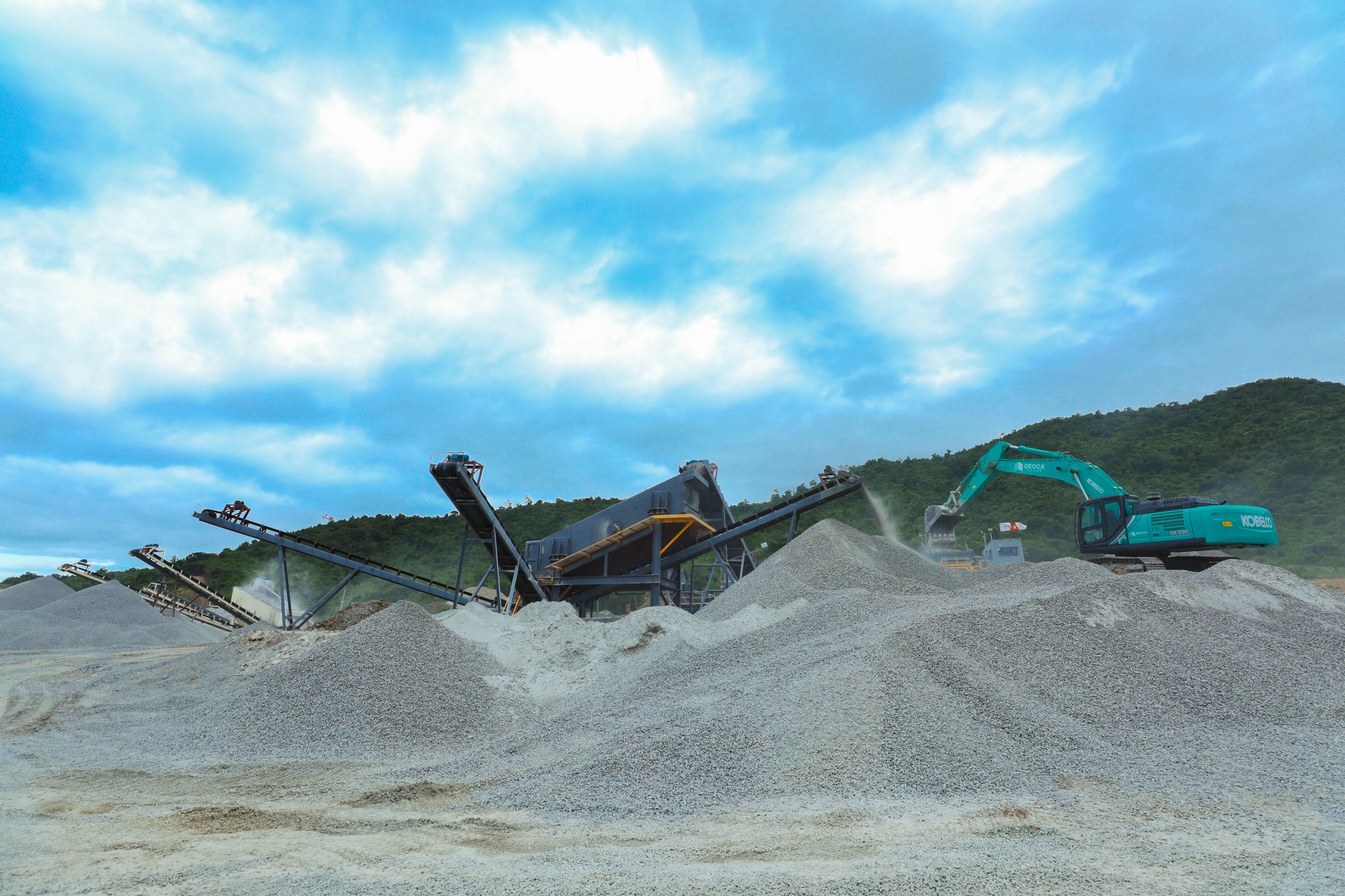 Ảnh: Tận mắt xem doanh nghiệp giao thông lớn nhất nước làm cao tốc Bắc-Nam xuyên 3 tỉnh - Ảnh 5.