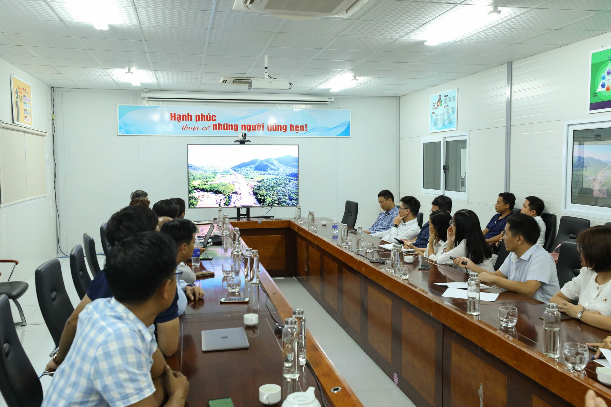 Ảnh: Tận mắt xem doanh nghiệp giao thông lớn nhất nước làm cao tốc Bắc-Nam xuyên 3 tỉnh - Ảnh 10.